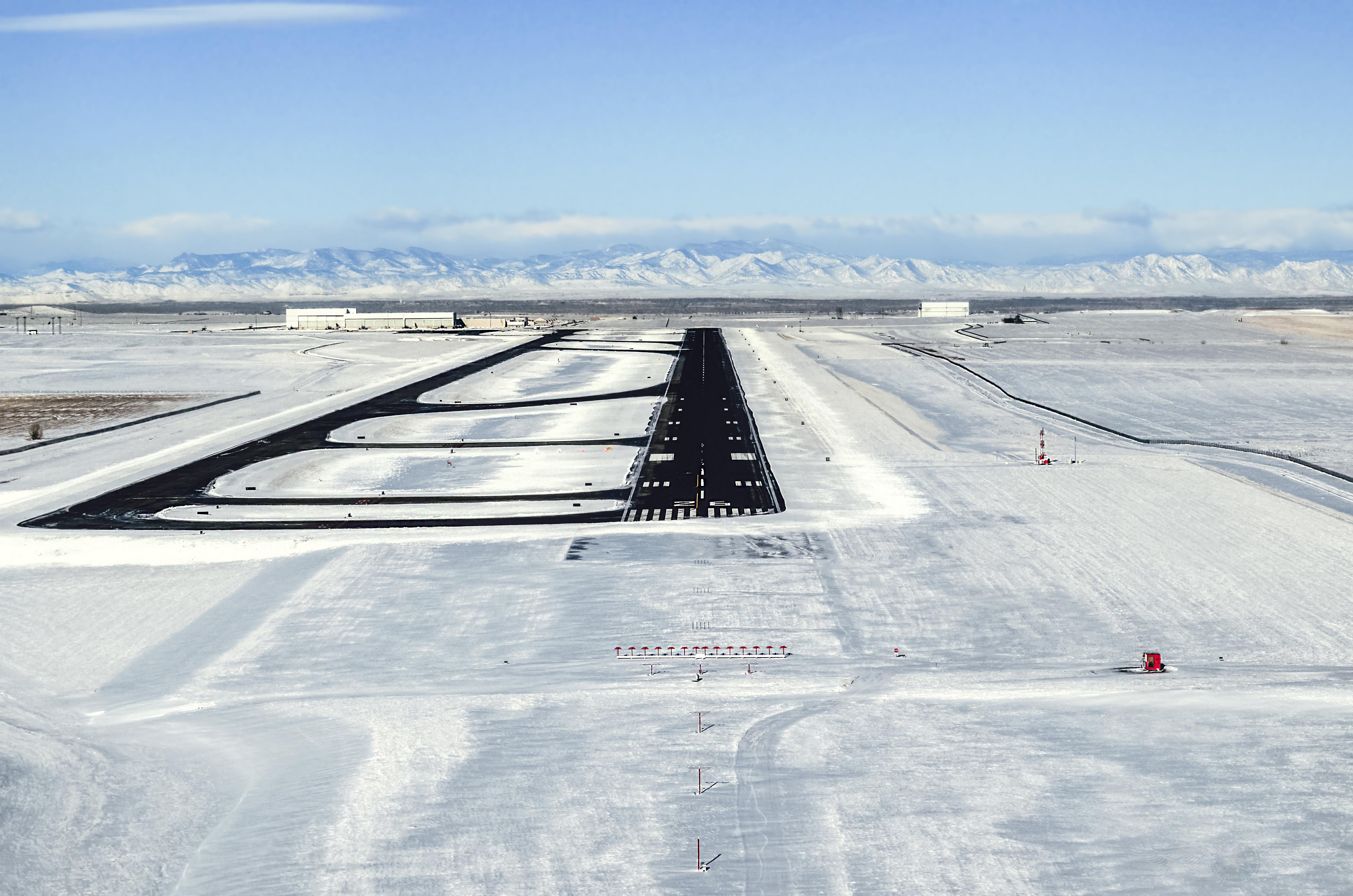 KDEN / DEN — Denver International, Runway 26 r/shortfinal