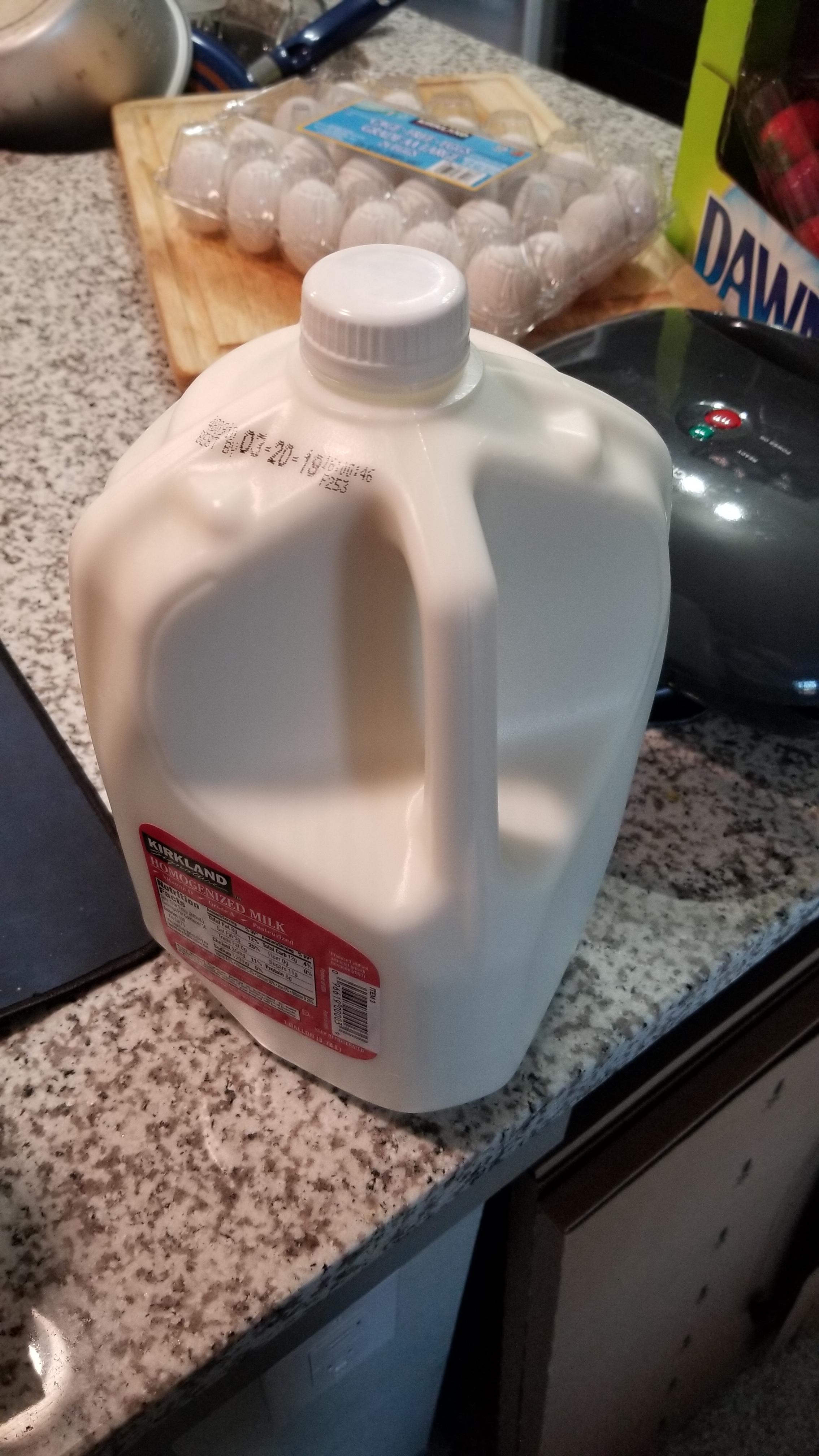 Even the milk jug looks buff r/Neverbrokeabone
