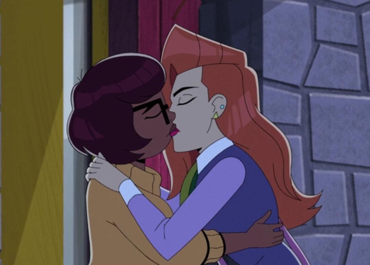 Scooby Doo Daphne And Velma Kiss