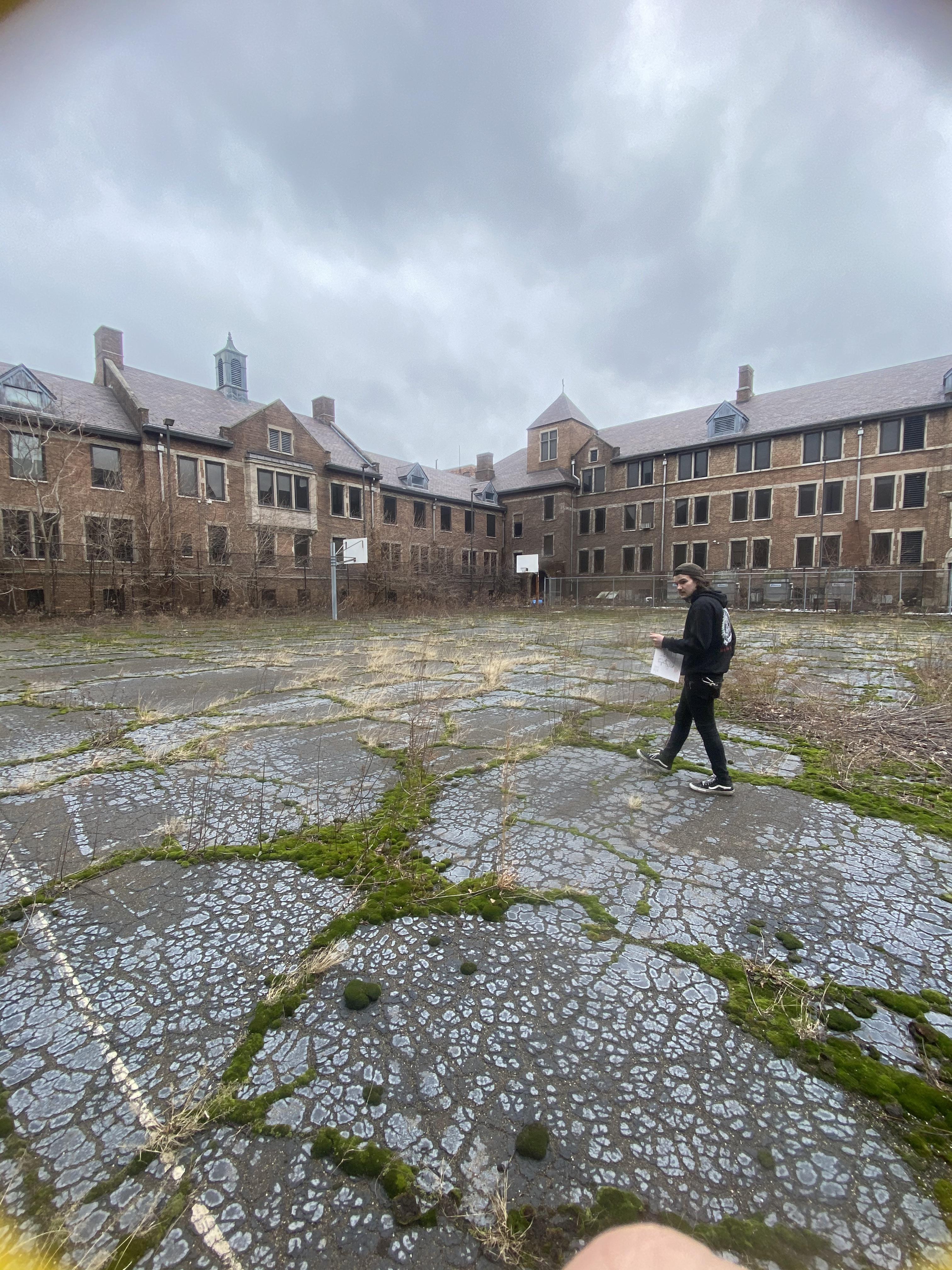 courtyard of abandoned juvenile detention center (📍cleveland, oh) r