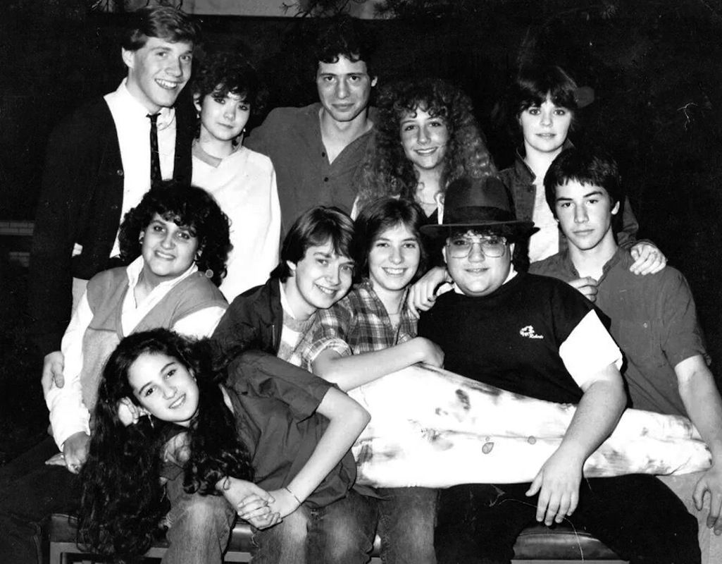 Keanu Reeves with his theatre school group in 1983 r/KeanuBeingAwesome