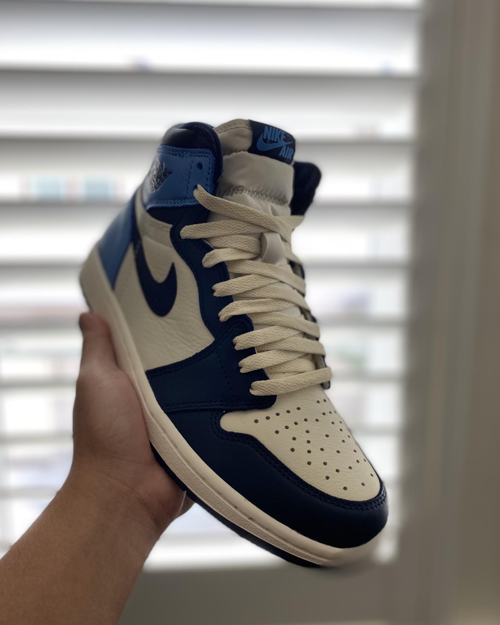 Cream laces on the Obsidian AJ1’s r/Sneakers