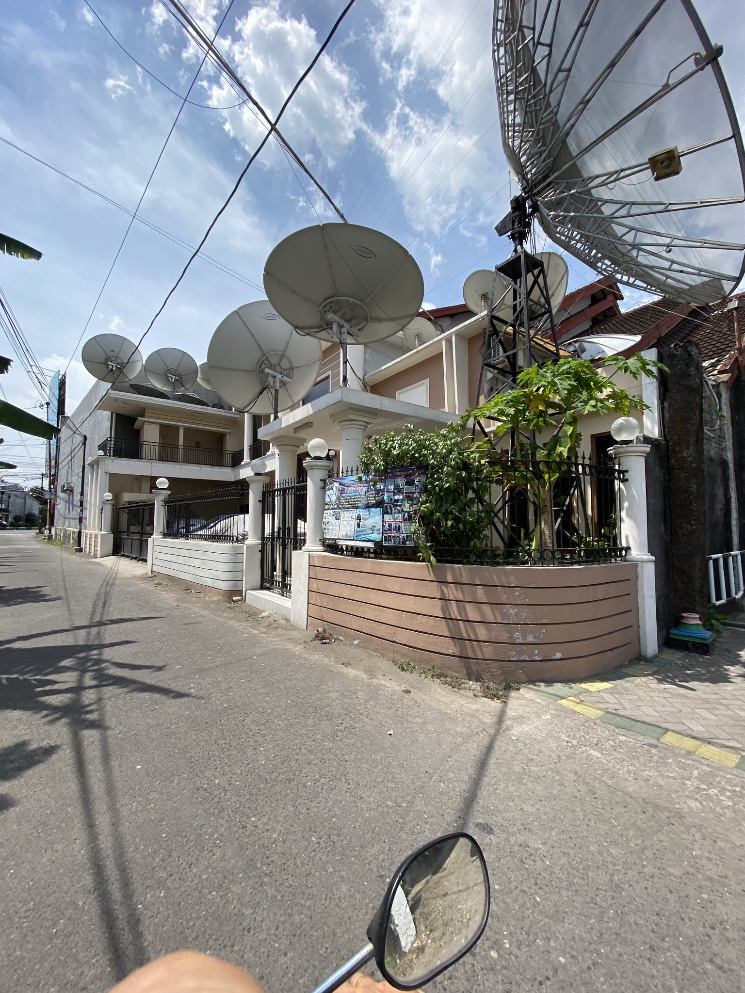 So this is one of Roy Suryo's house in Jogja r/indonesia