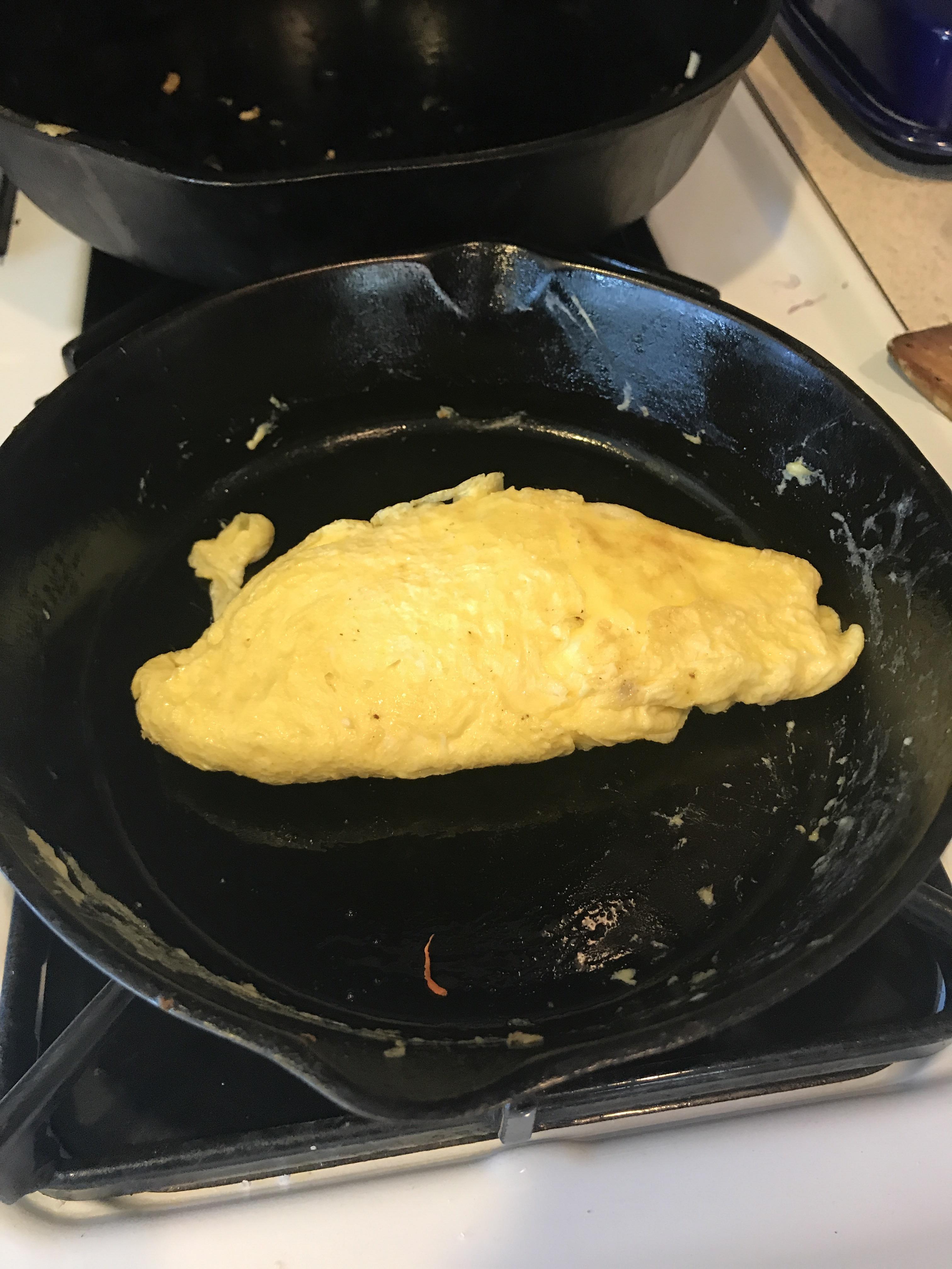 Threeegg omelet in vintage threenotch Lodge r/castiron