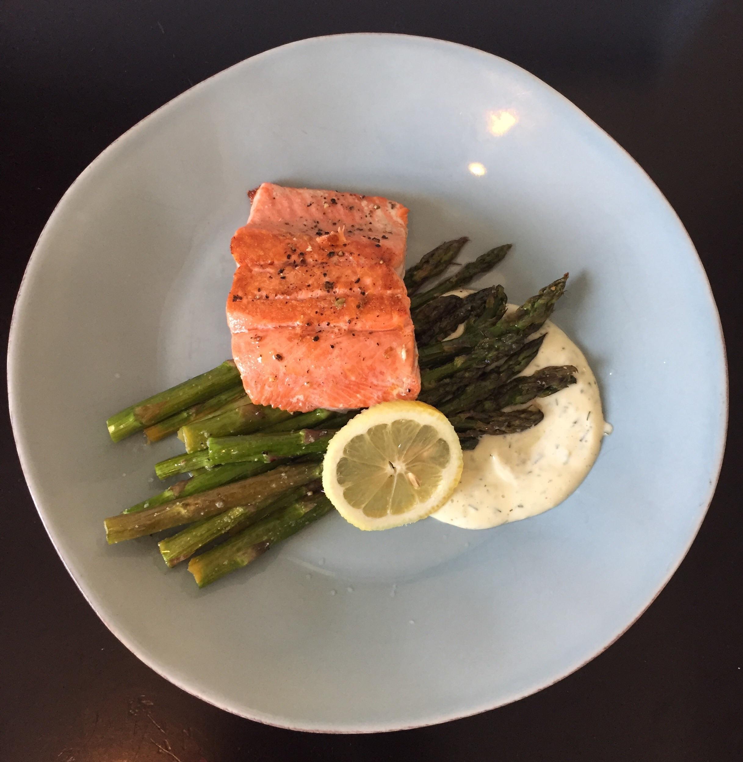 [Food Pic] Wild salmon with roasted asparagus and homemade lemon dill