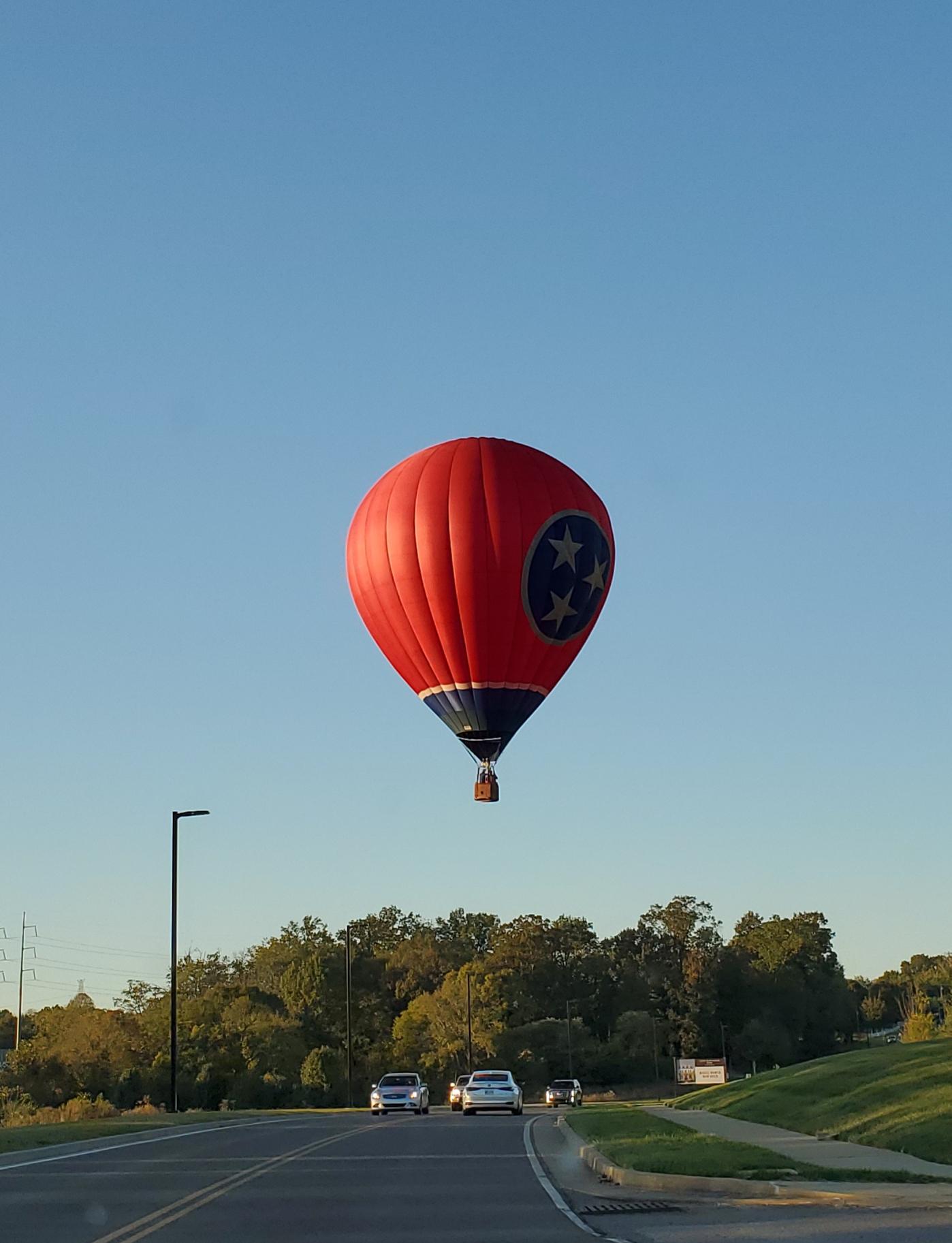 Hot air balloon descending in Franklin r/nashville