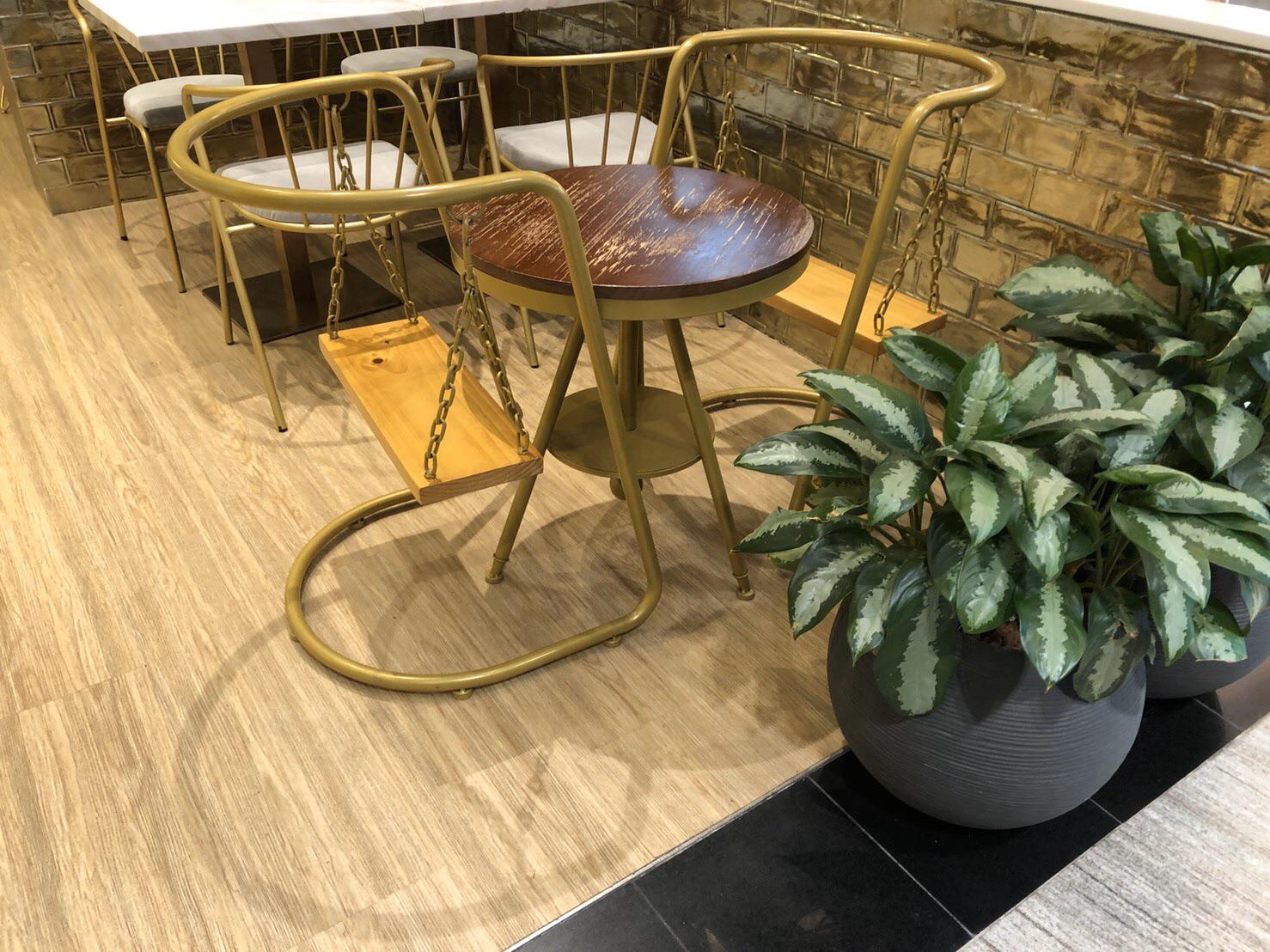 Swing chairs inside of a cafe in Singapore International Airport. r
