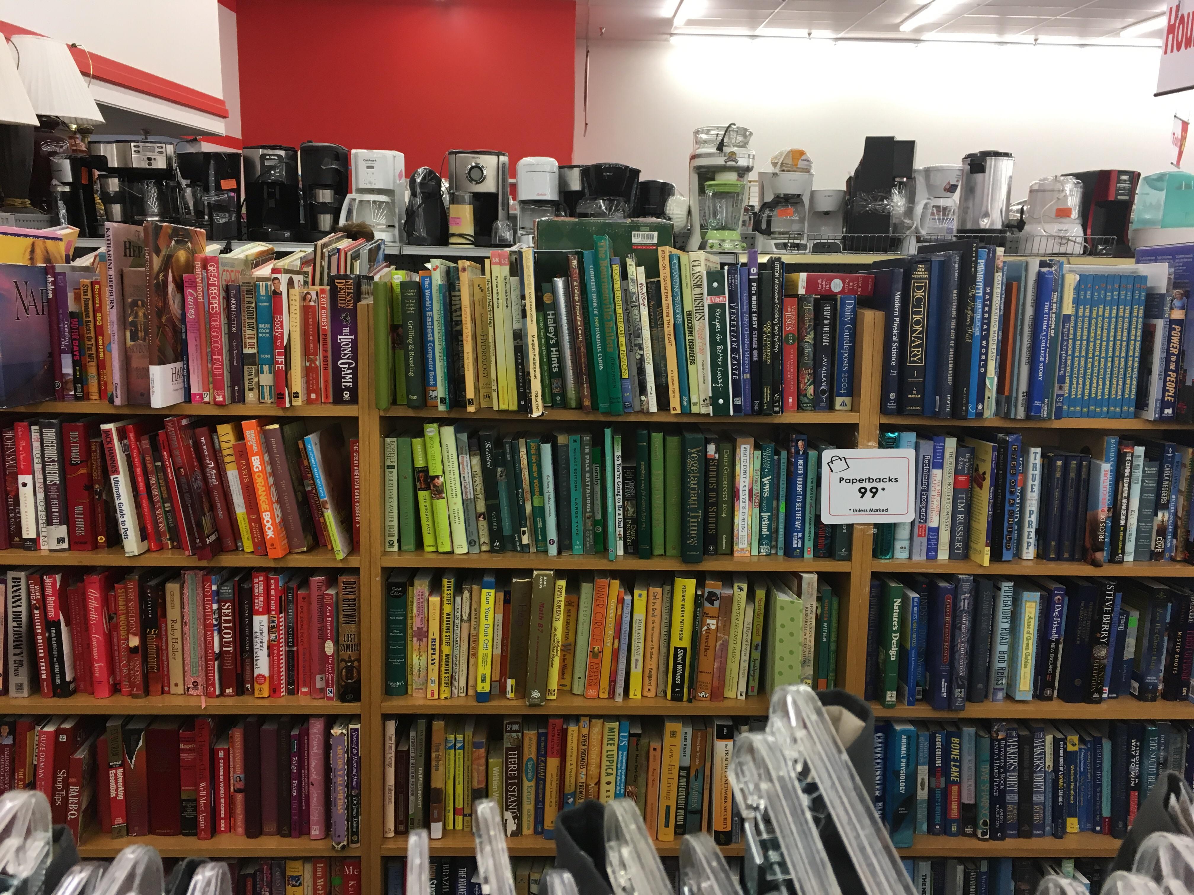 This thrift shop organizes its books by color. r/mildlyinteresting