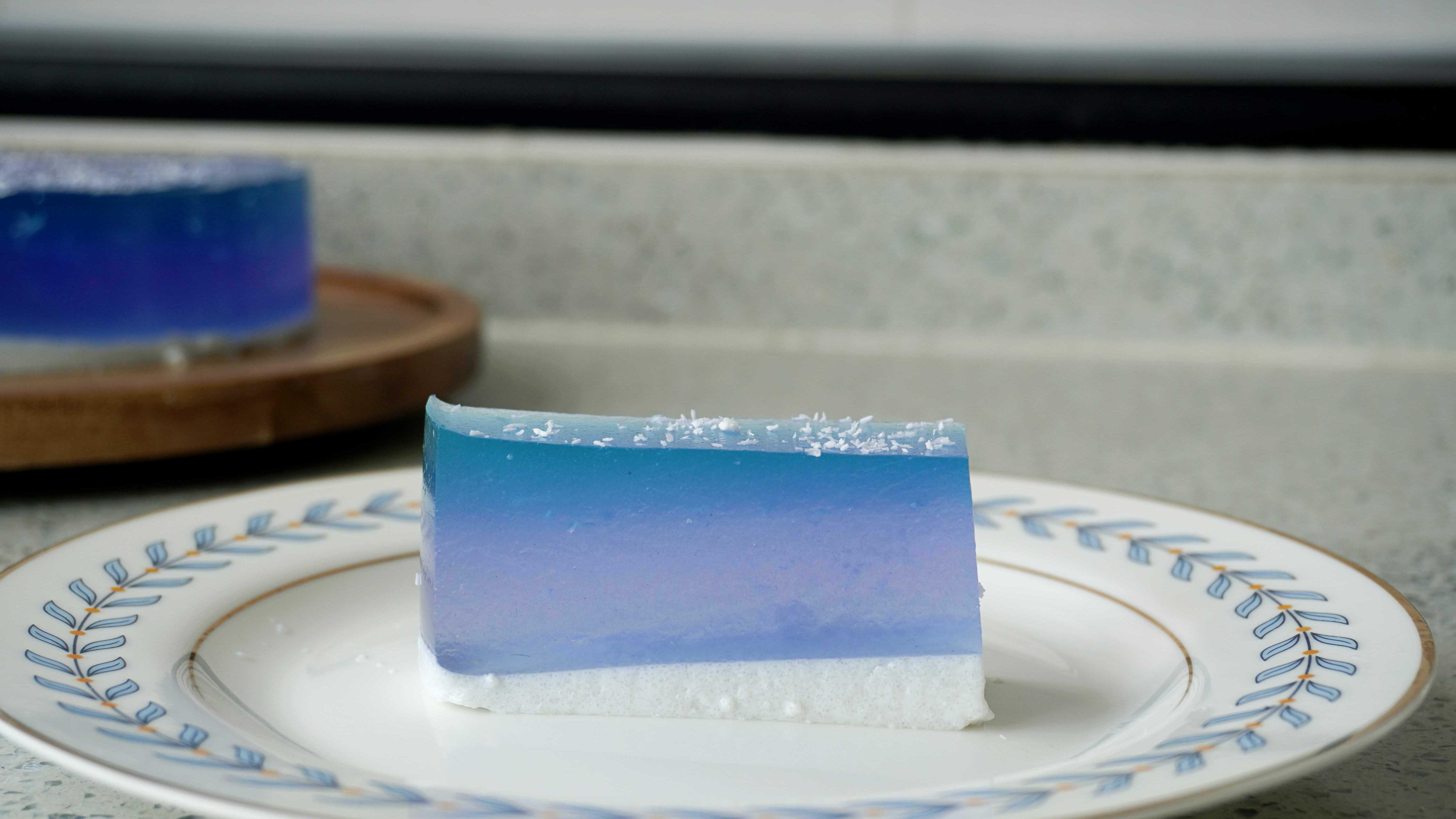 Used butterfly pea flower to make "galaxy" jelly with coconut milk r