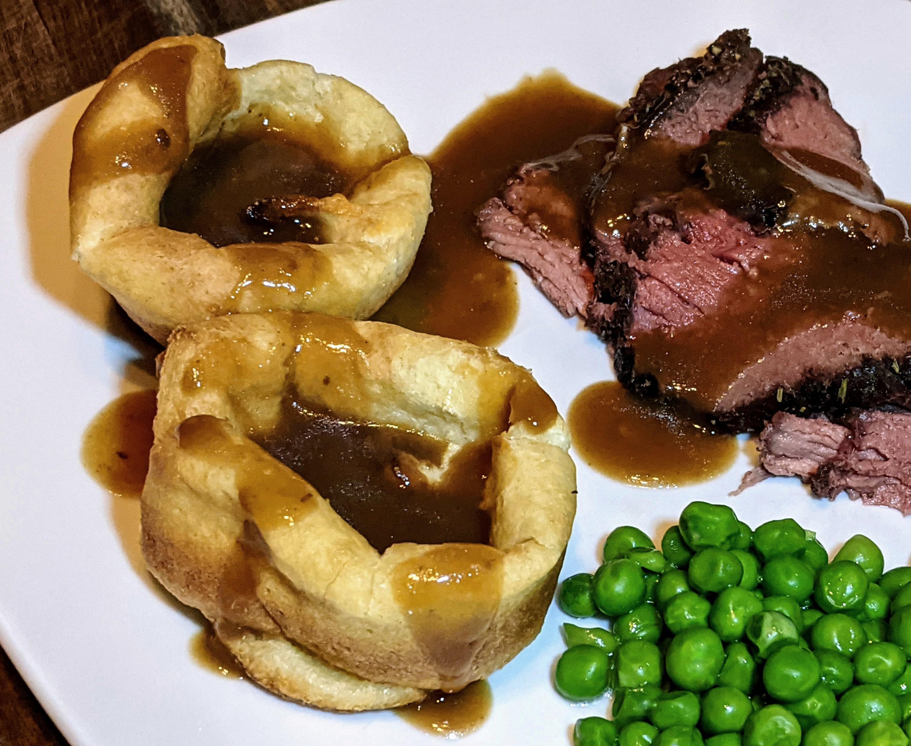 Roast beef and Yorkshire puddings with brown ale gravy r/FoodPorn