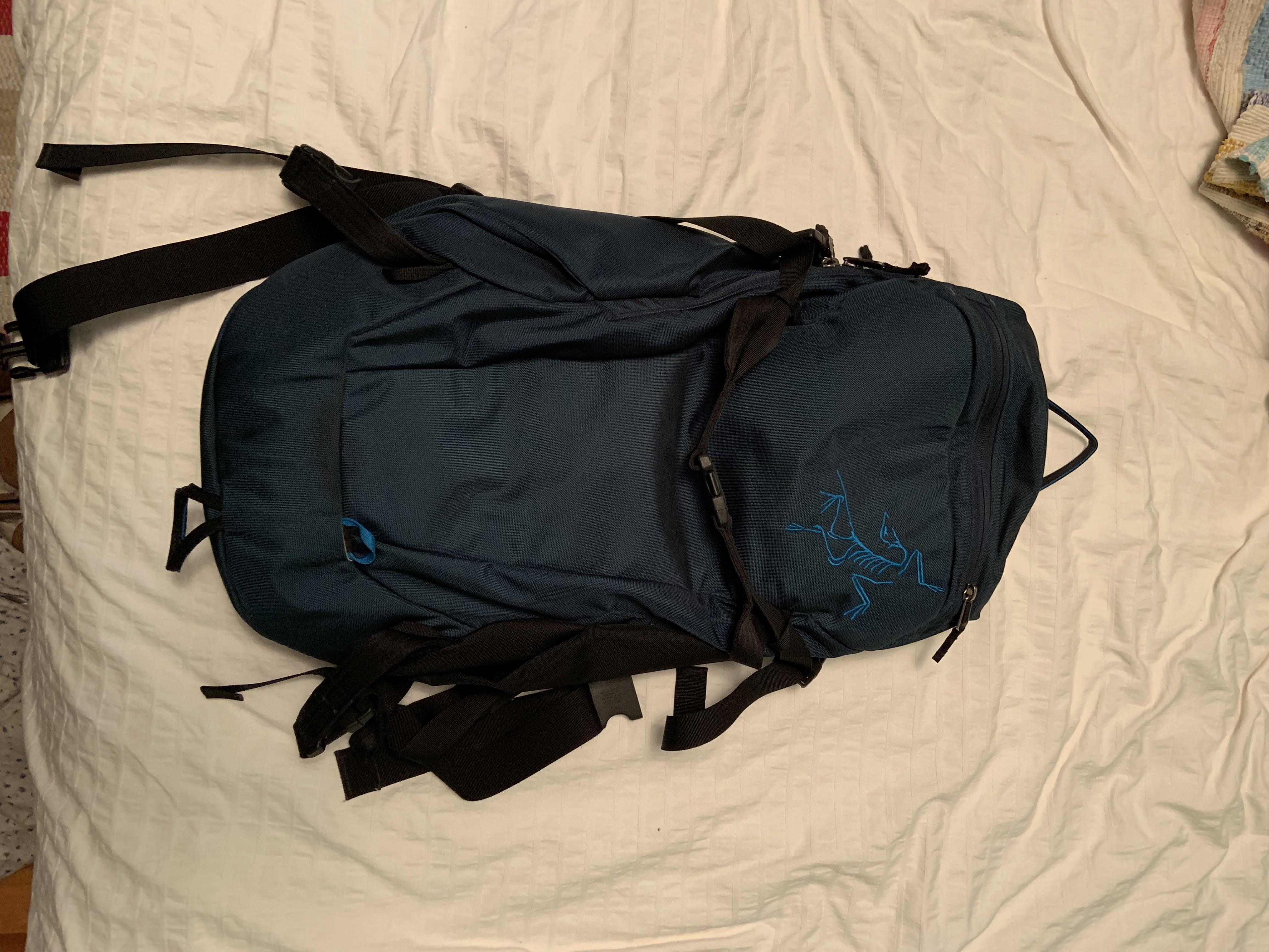 Can anyone identify this backpack? Meant for skiing. r/arcteryx
