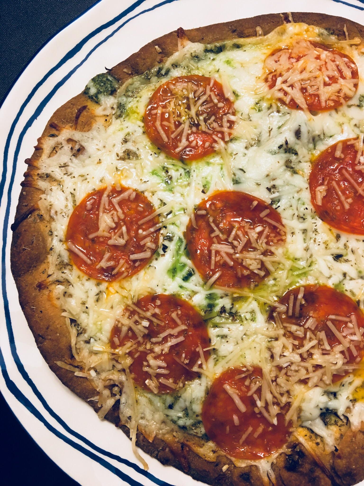 Pesto and pepperoni pizza homemade [oc] [3024x4032] r/FoodPorn