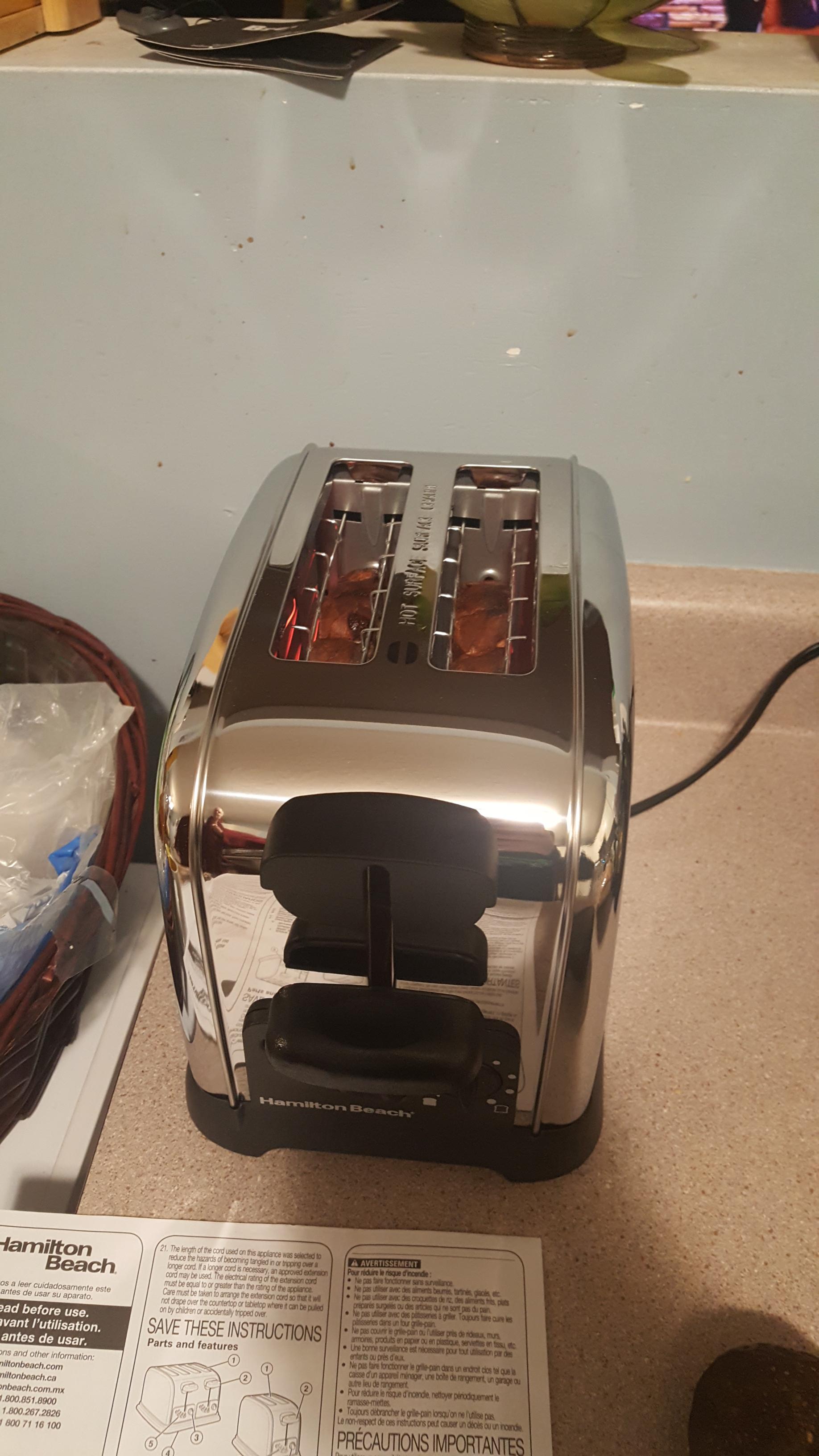 This toaster is made of metal so the entire thing gets hot r/CrappyDesign