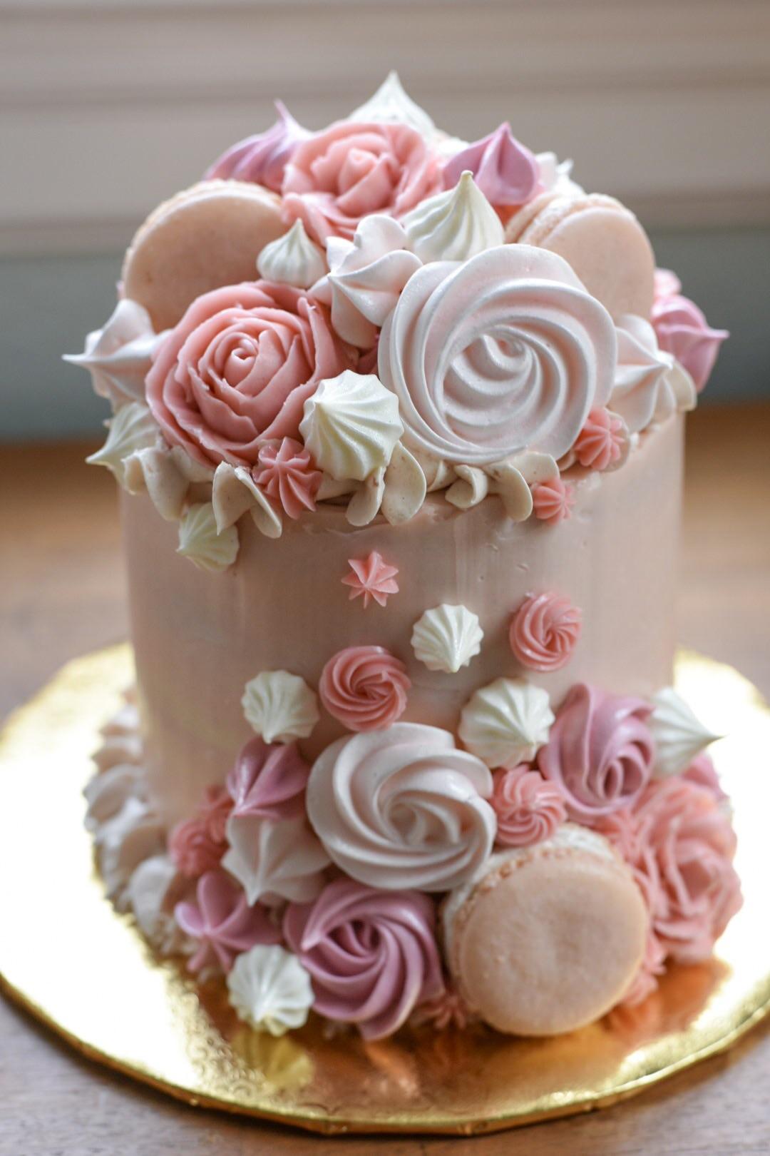 Sticking meringue cookies on cakes is my favorite thing. r/Baking