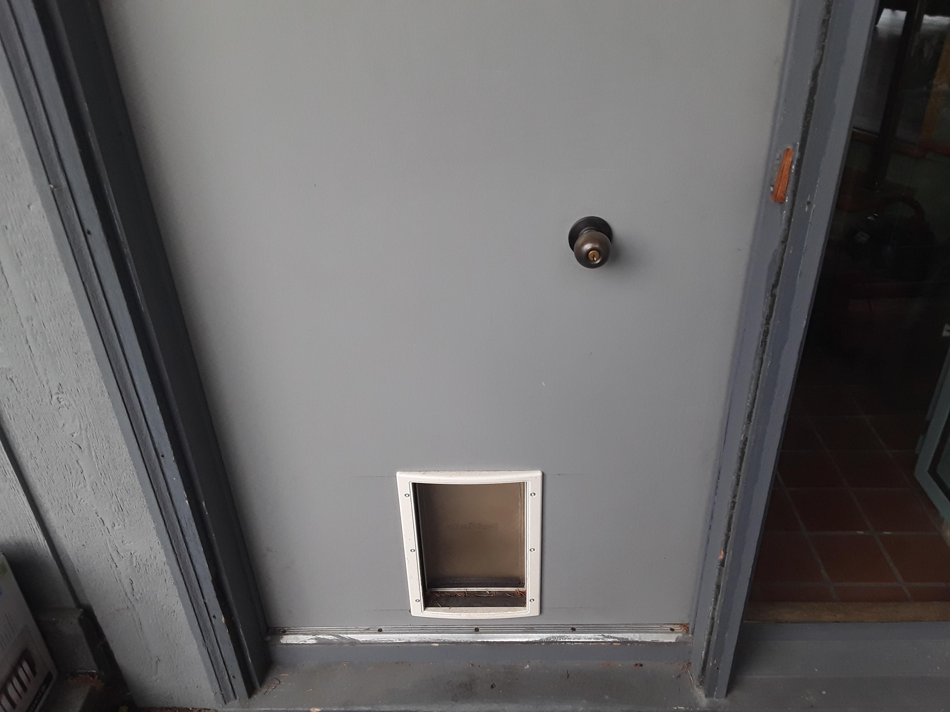 The knob is practically in the middle of the door. r/mildlyannoying