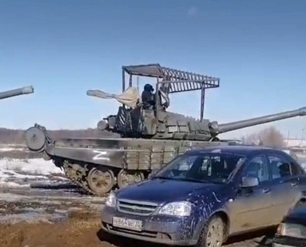 Cages spotted on Russian tanks. Cages on tanks are used to detonate