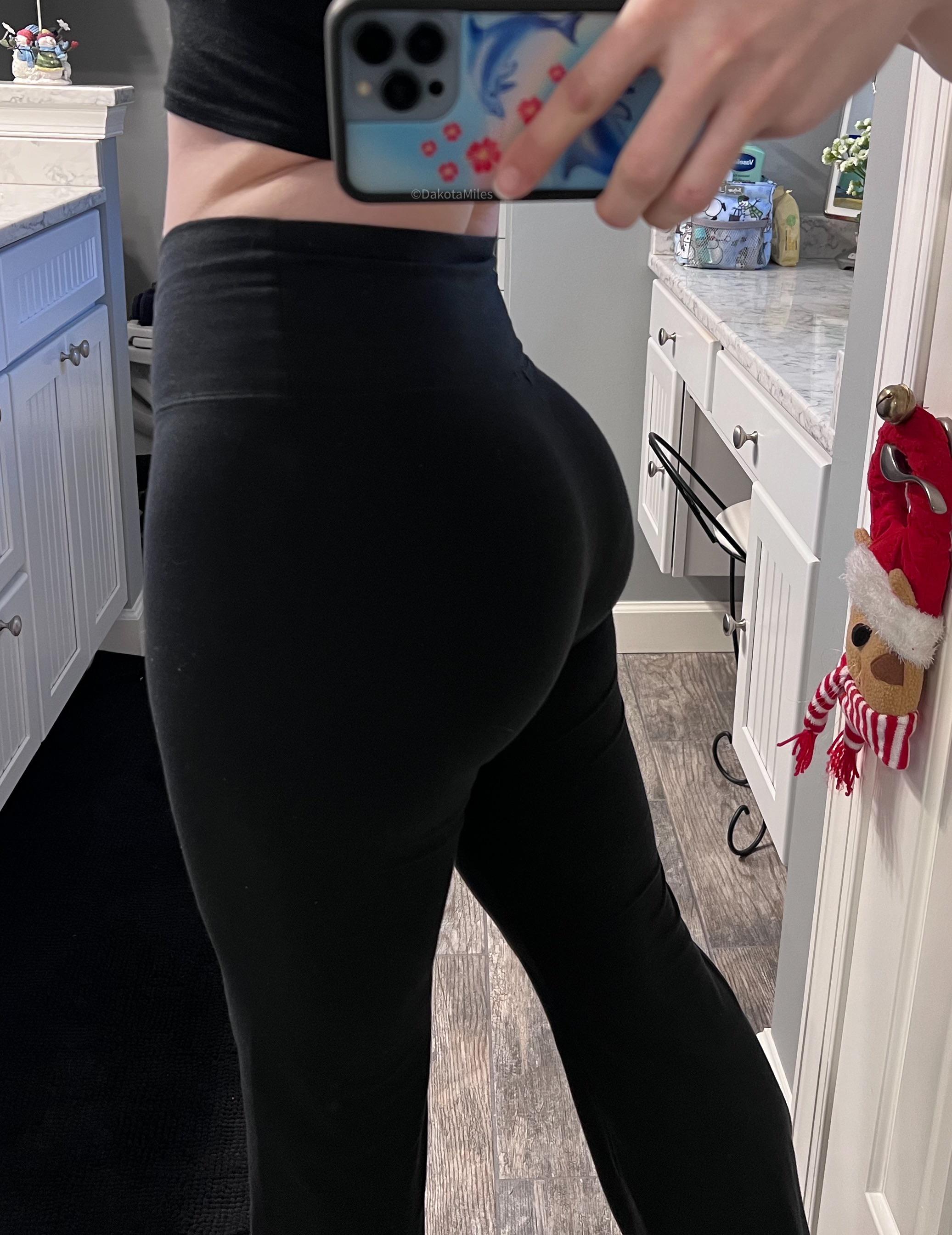 Black yoga pants r/girlsinyogapants