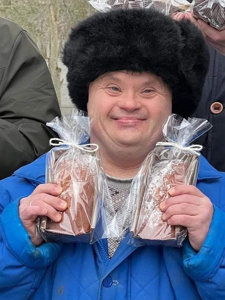 A Ukrainian man with Down Syndrome bakes bread to feed 🇺🇦 soldiers