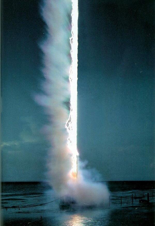 The exact moment lightning strikes water. r/interestingasfuck