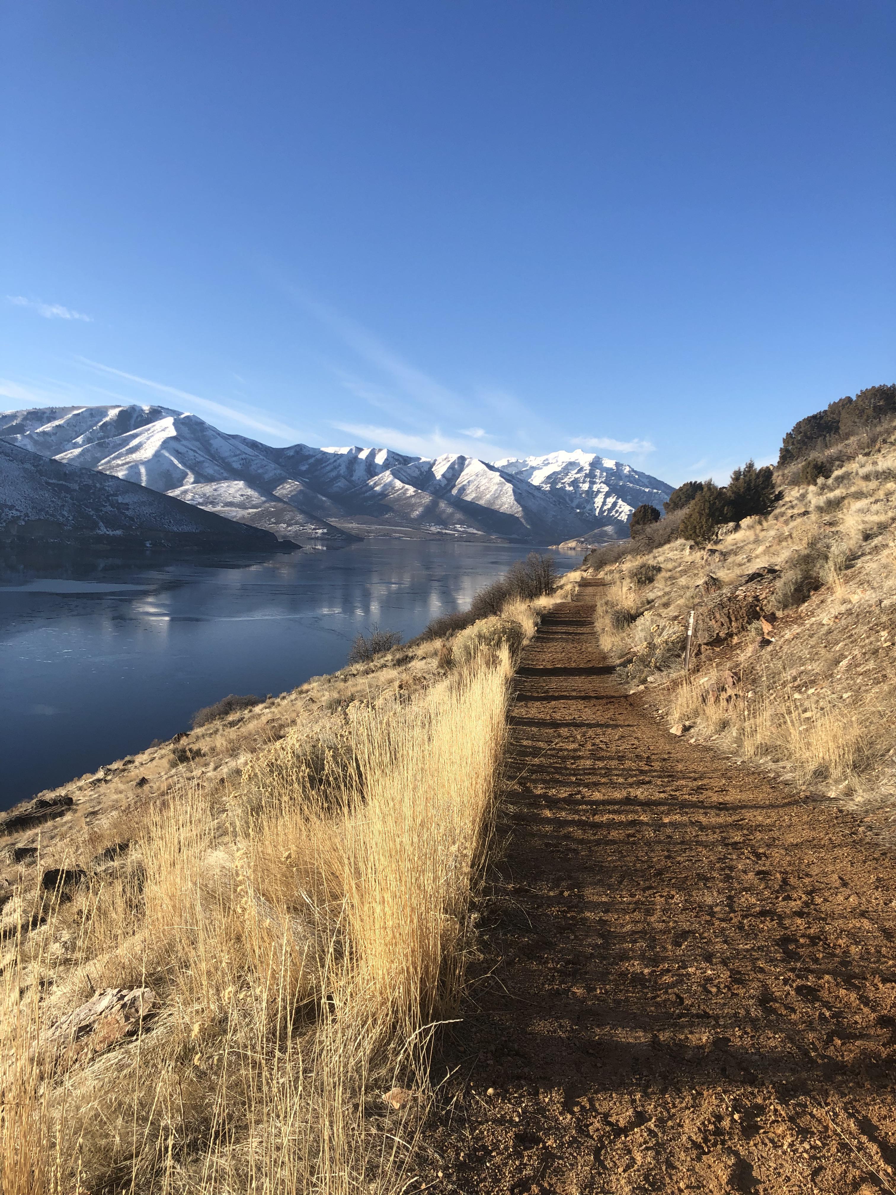 This morning’s run at Deer Creek Reservoir in Utah r/trailrunning