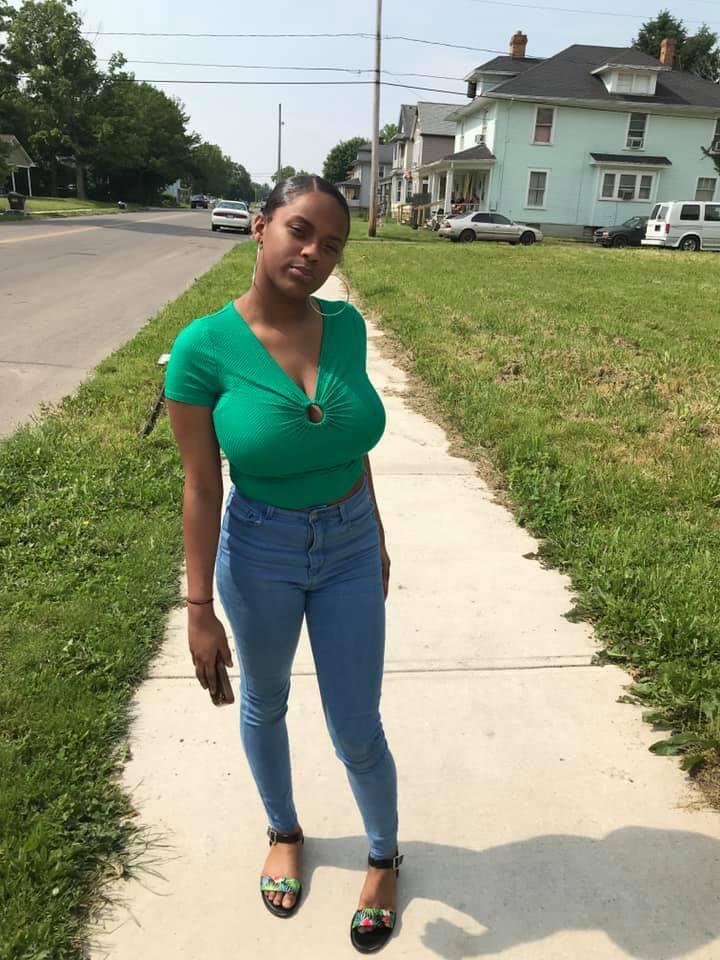 Sexy ebony boobs : 2busty2hide