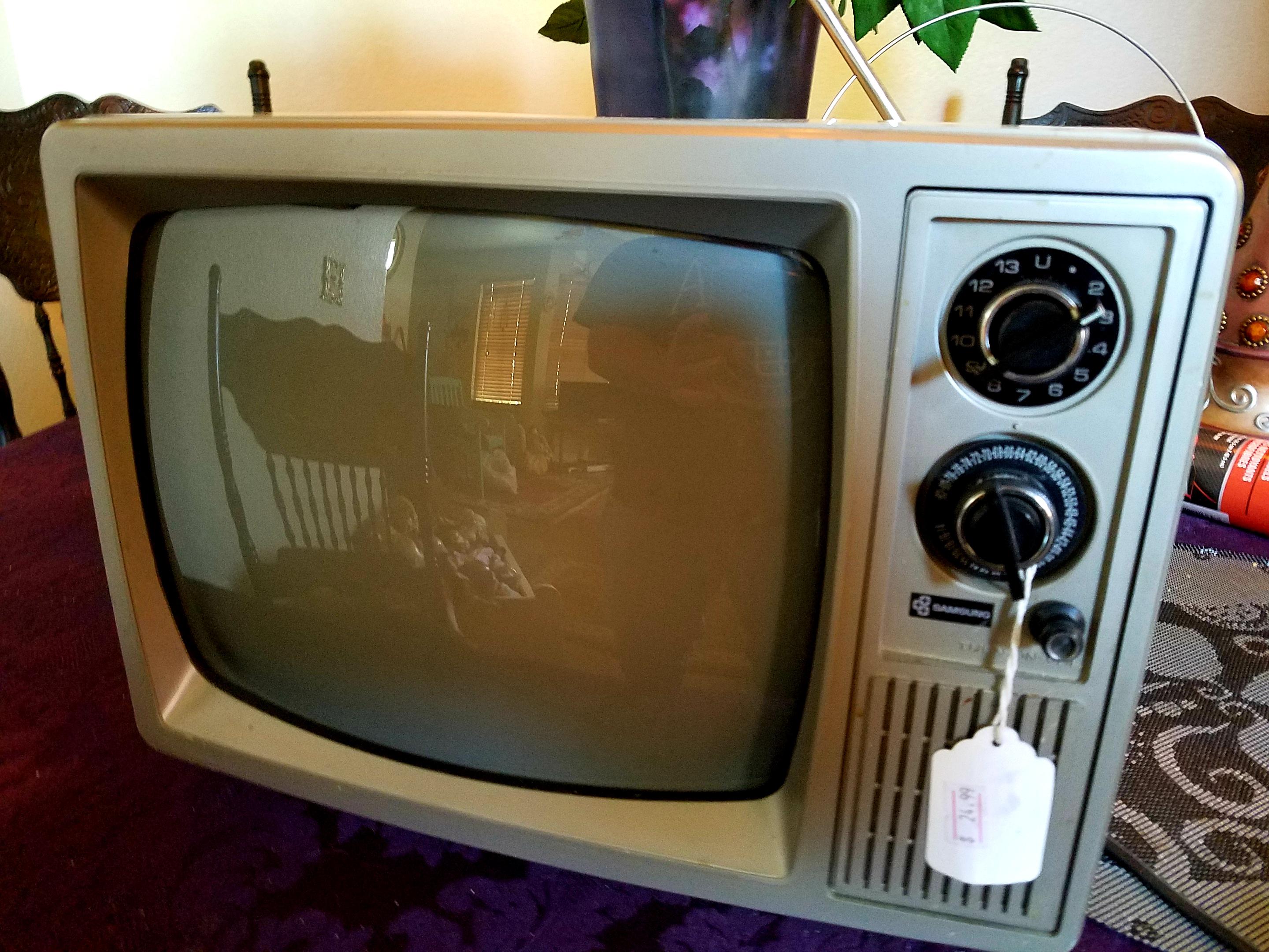 Samsung TV manufactured in 1981 for 20 in excellent condition for my