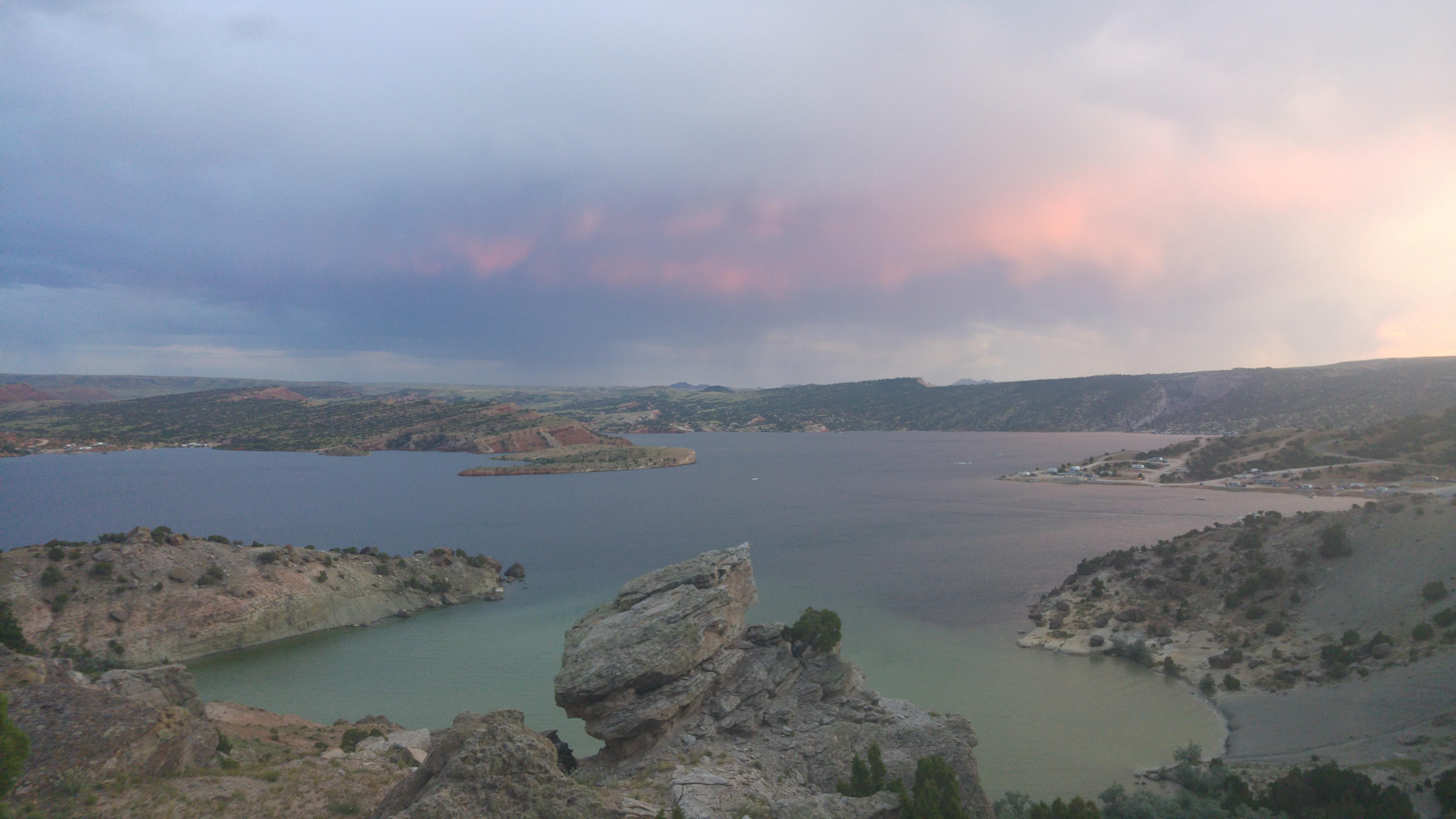 Alcova Reservoir at sunset , Natrona County, Wyoming [OC] [5312×2988] r/EarthPorn