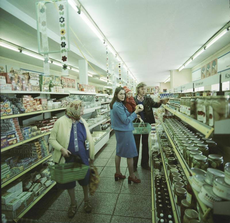 Grocery shopping in the GDR, 1976 r/europe
