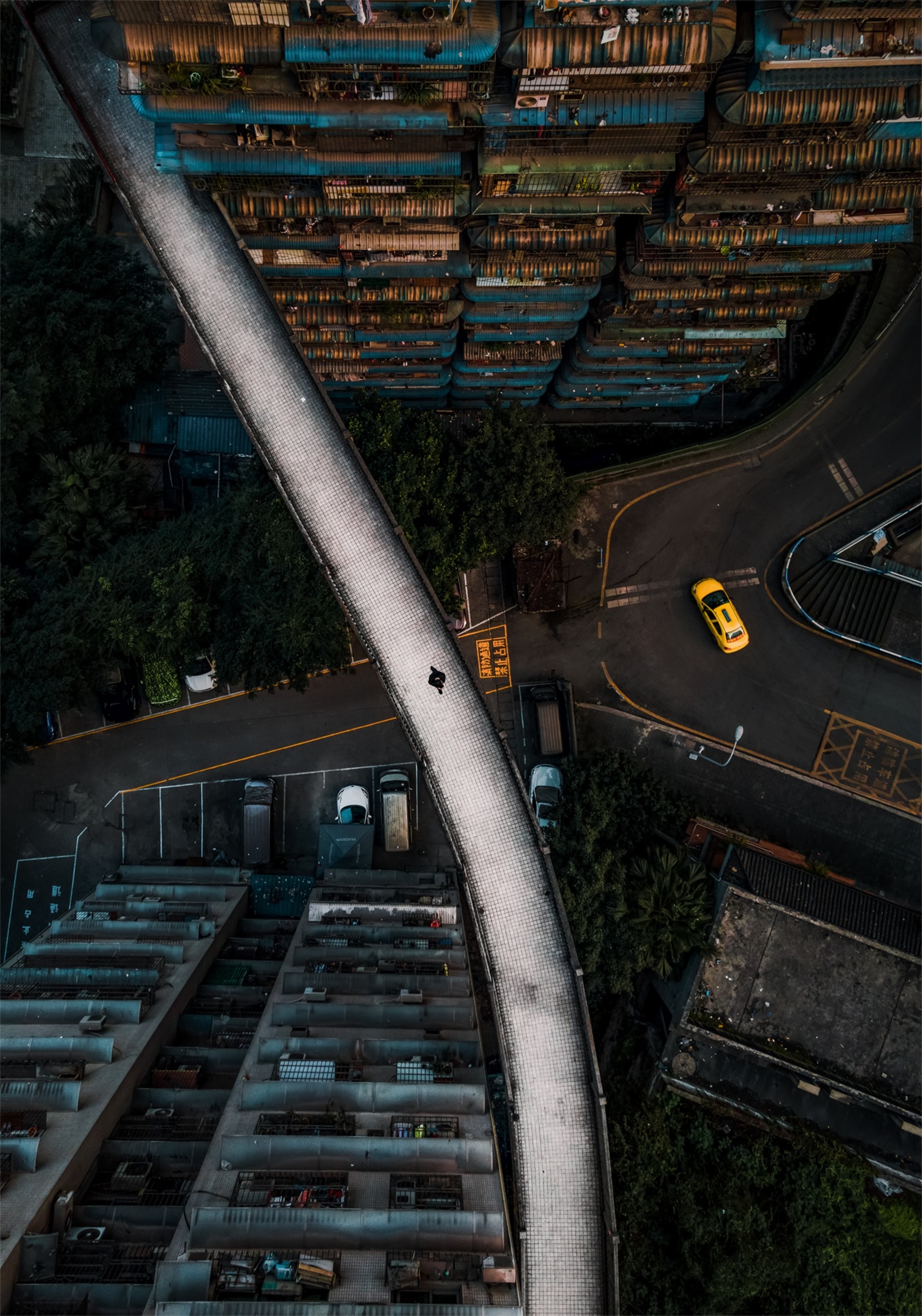A pedestrian bridge between two apartments in Chongqing r/bridgeporn