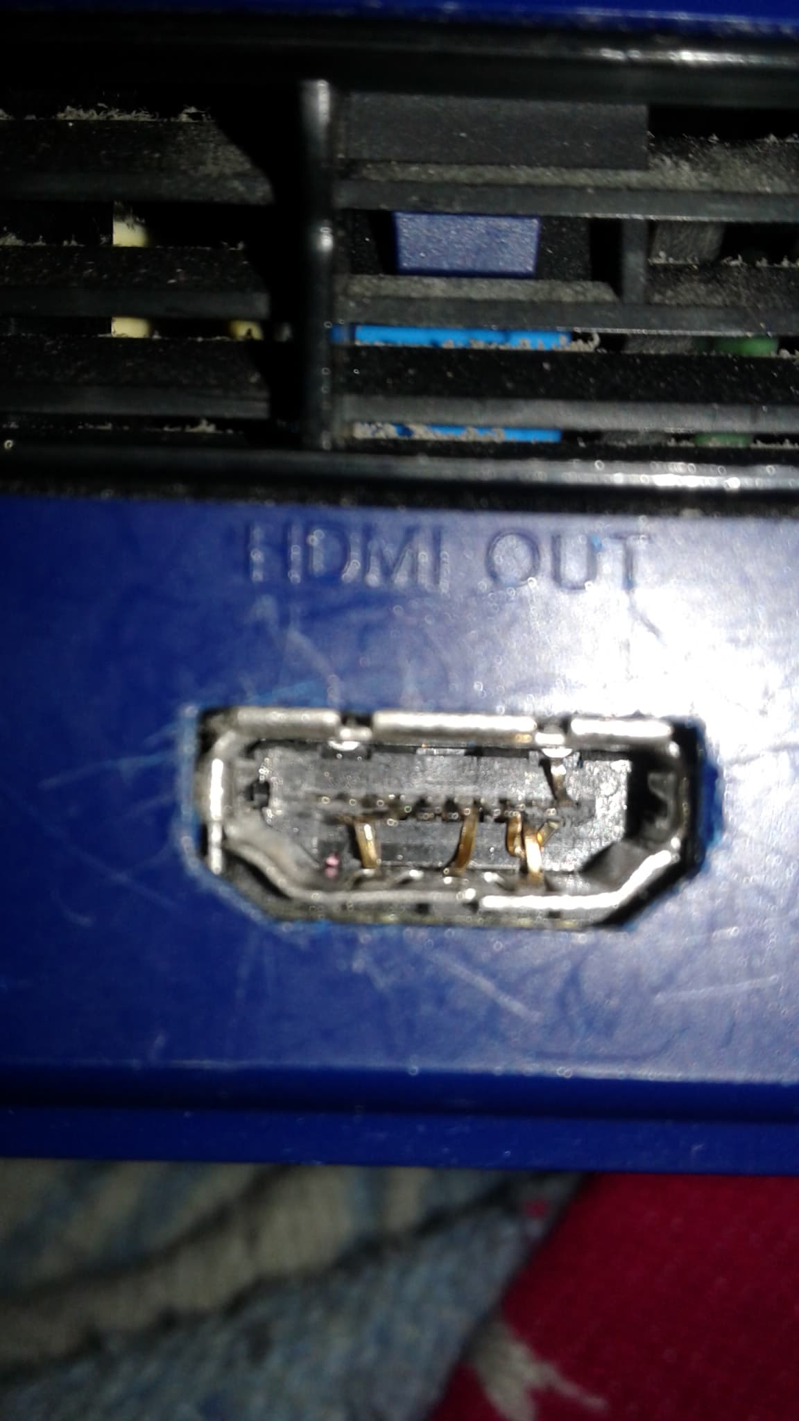 This HDMI port is broken r/techsupportgore