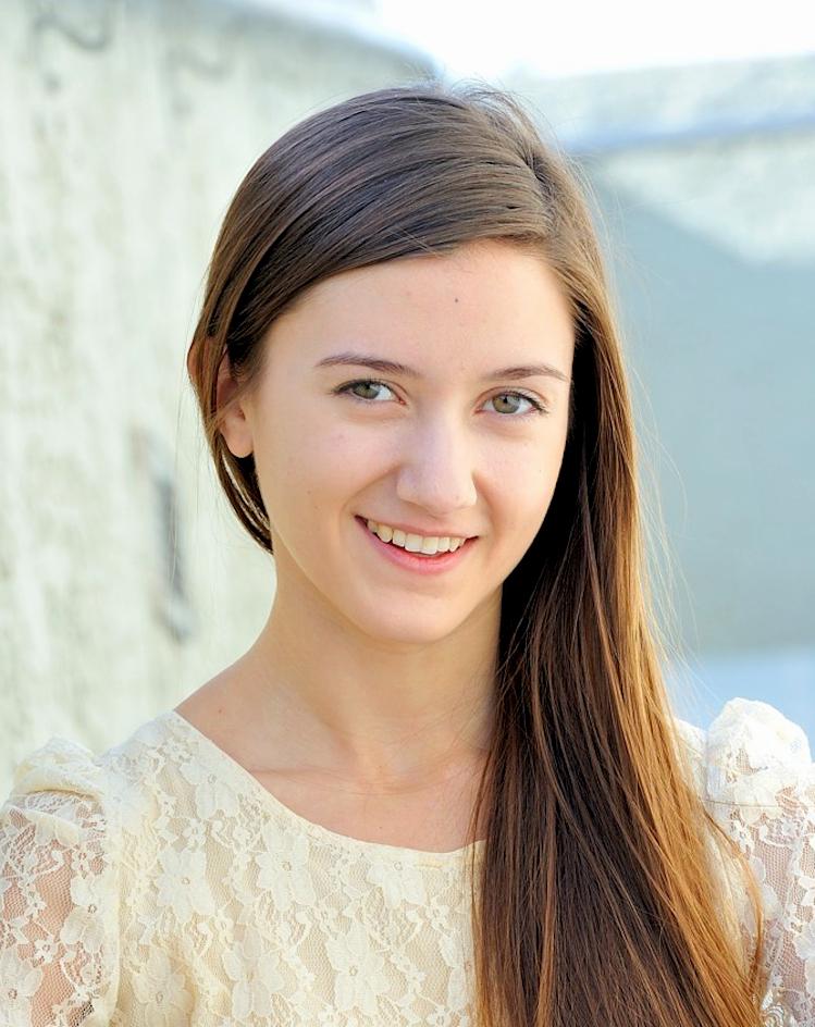 Claire Evans r/FamousFaces