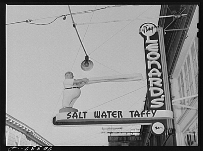 Leonard's Salt Water Taffy store in Seaside, Oregon 1941. r/TheWayWeWere