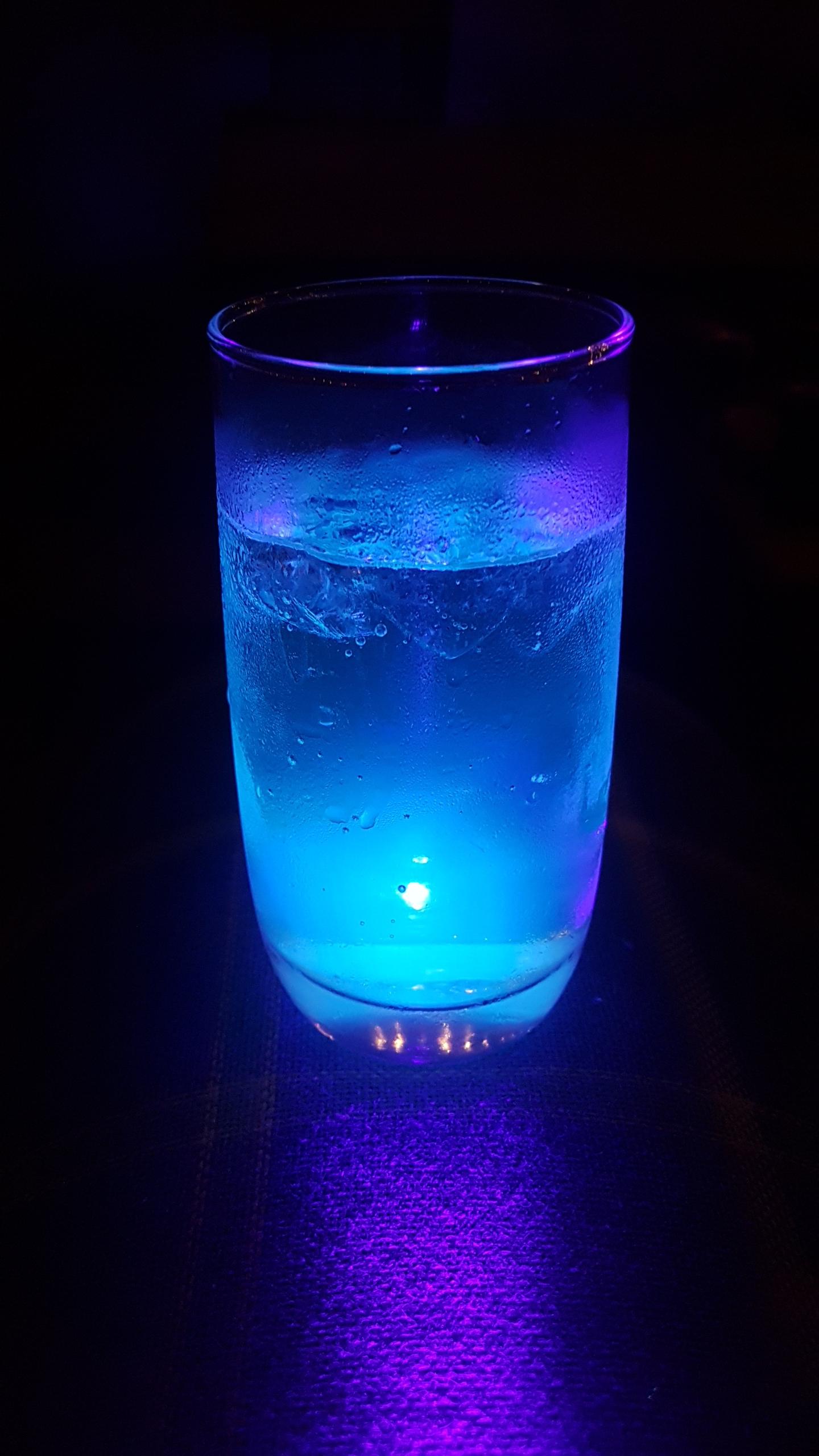 Found out gin and tonic glows in UV light r/mildlyinteresting
