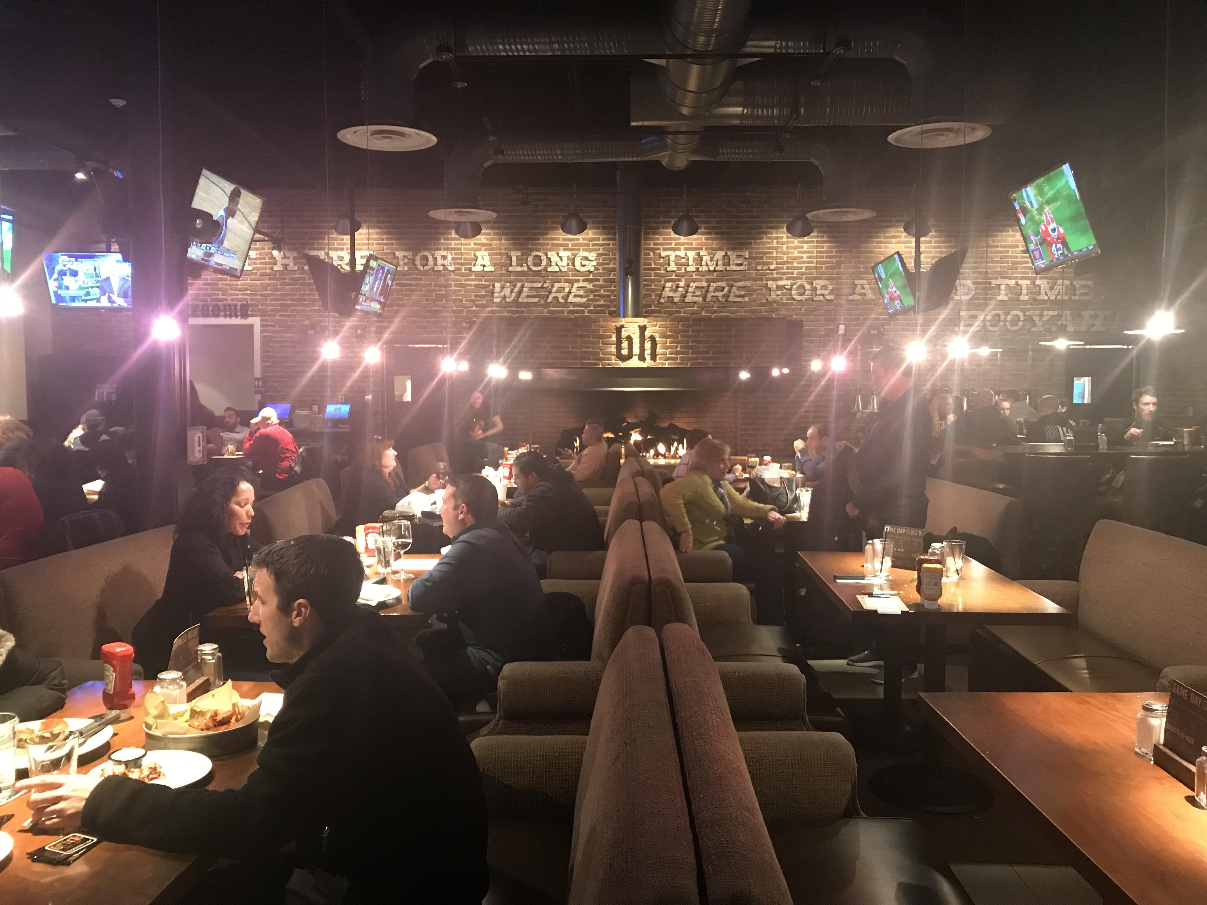 This restaurant has couches instead of booths r/mildlyinteresting