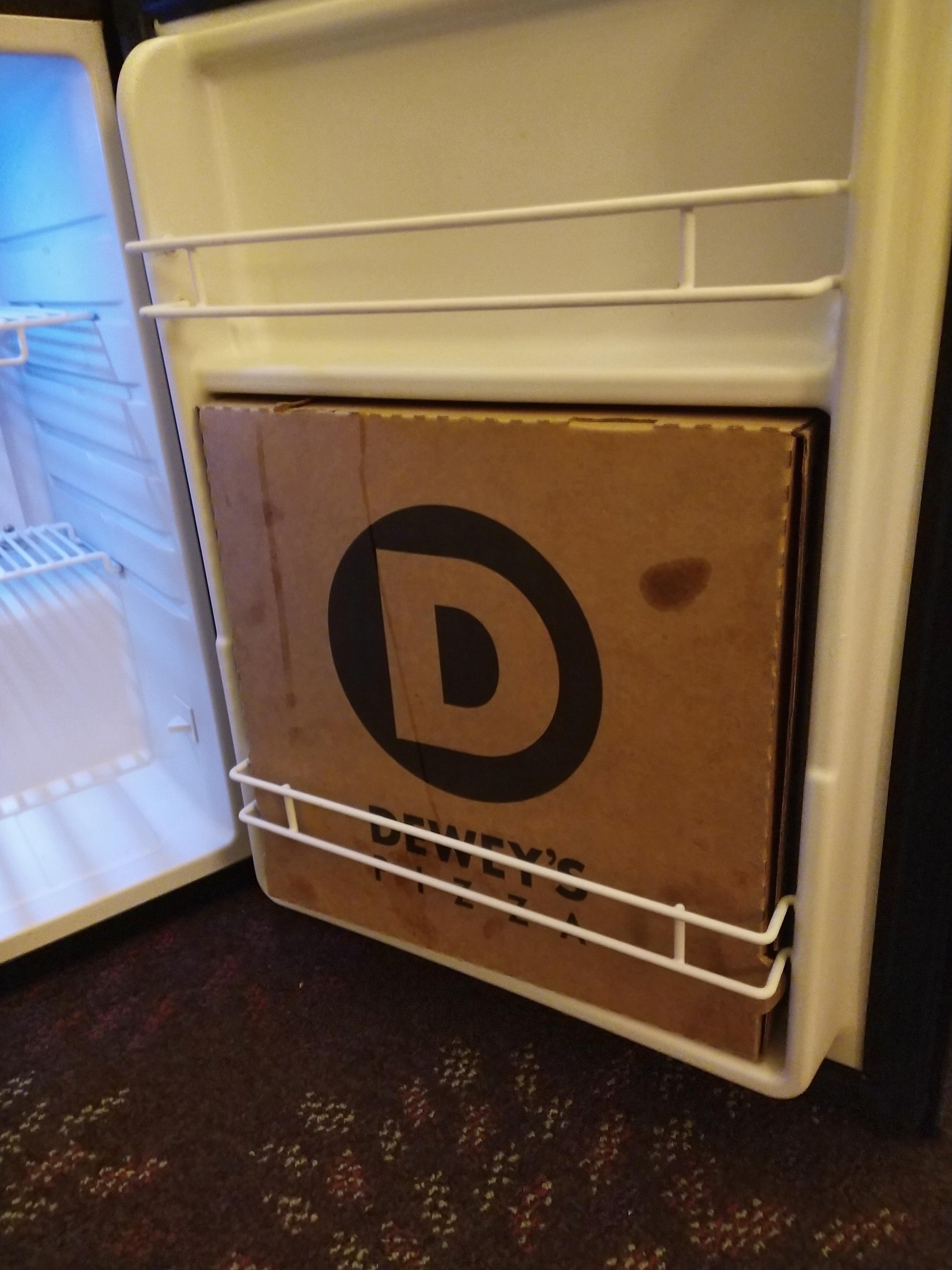 The way this pizza box fits in this hotel fridge door r/Perfectfit