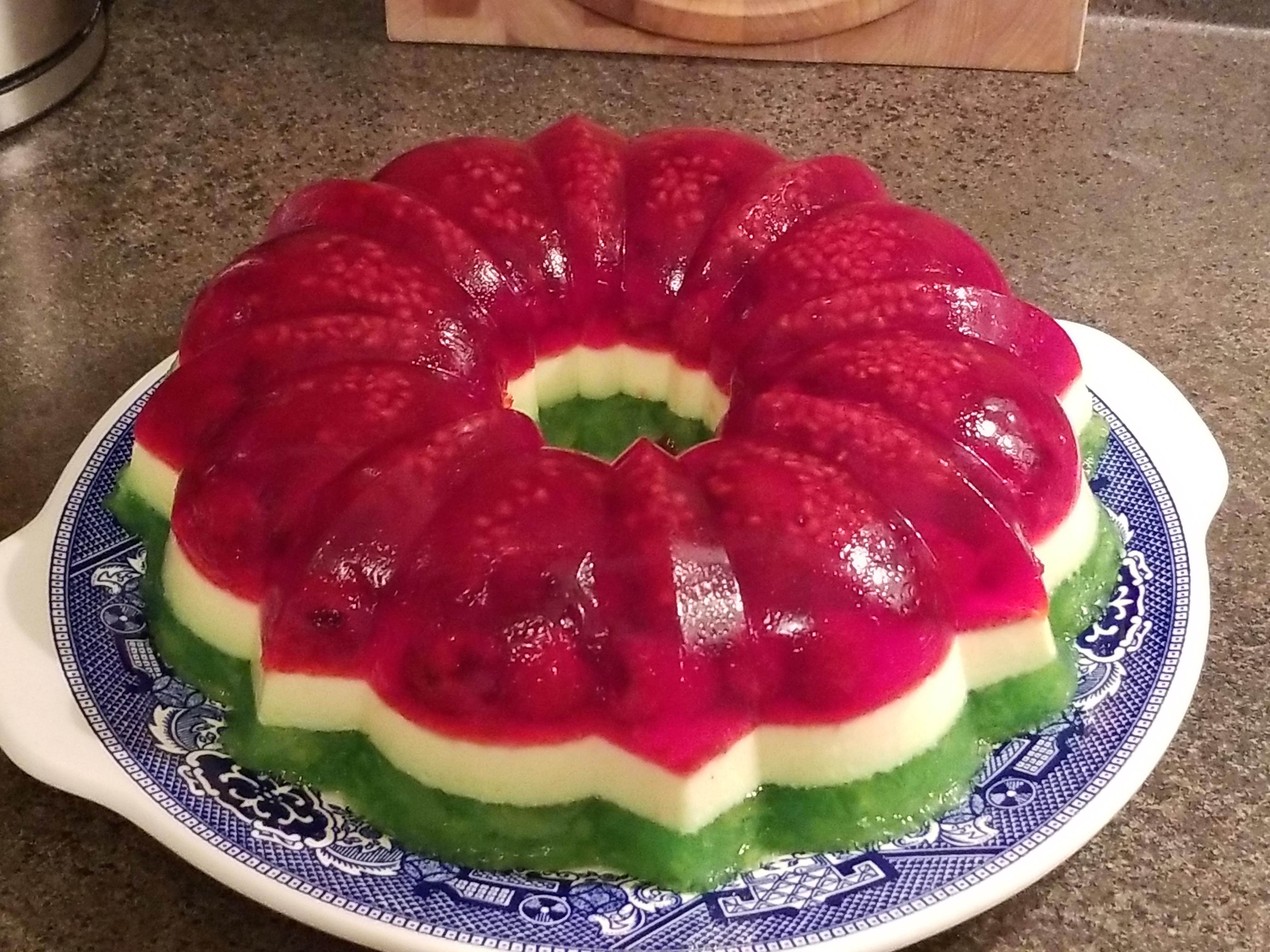[Homemade] Holiday Jello Ring raspberry, lemon, and pineapple r/food