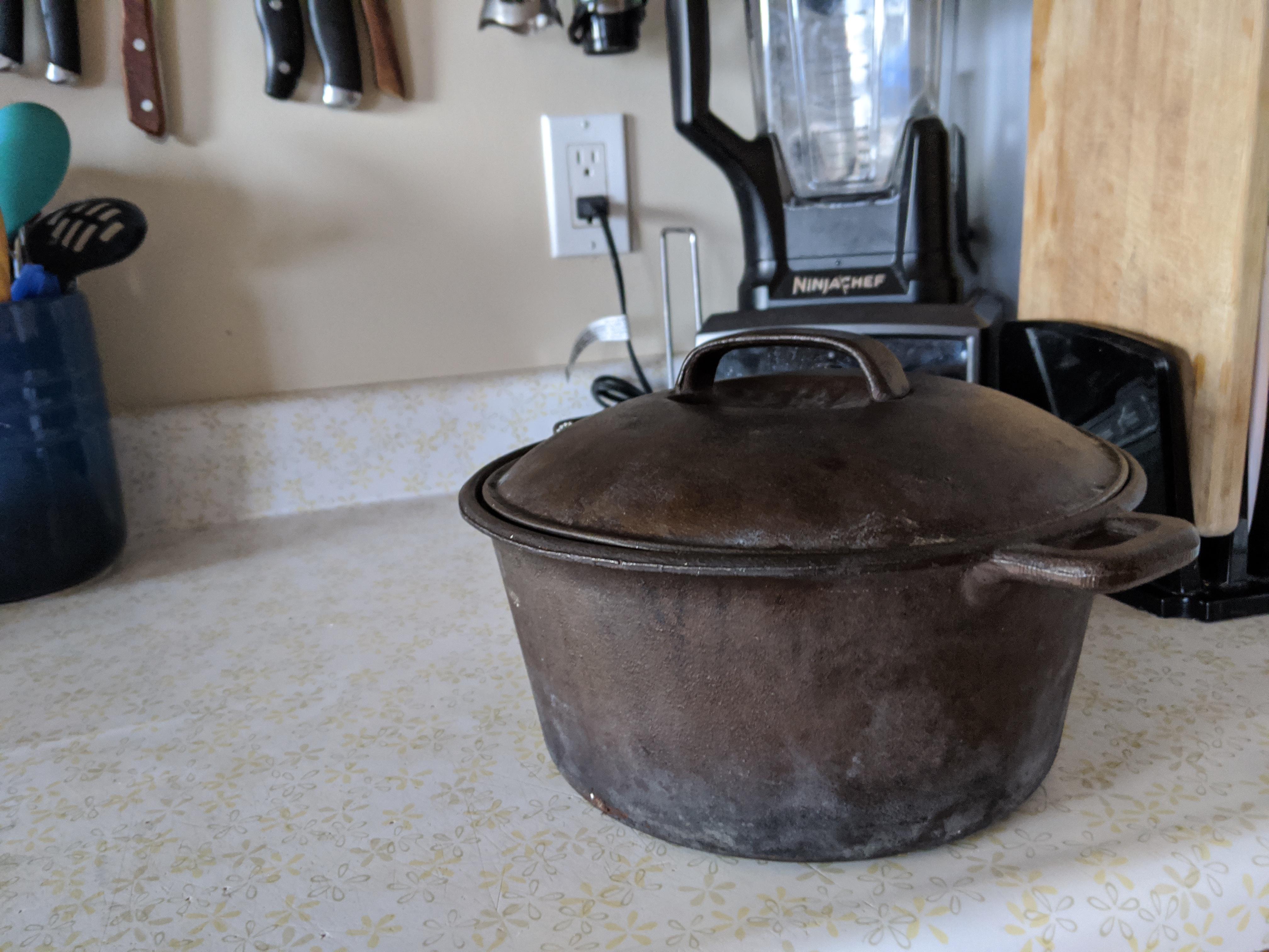 Unmarked vintage 6qt cast iron Dutch oven. Tagged 29.99 CDN, but got