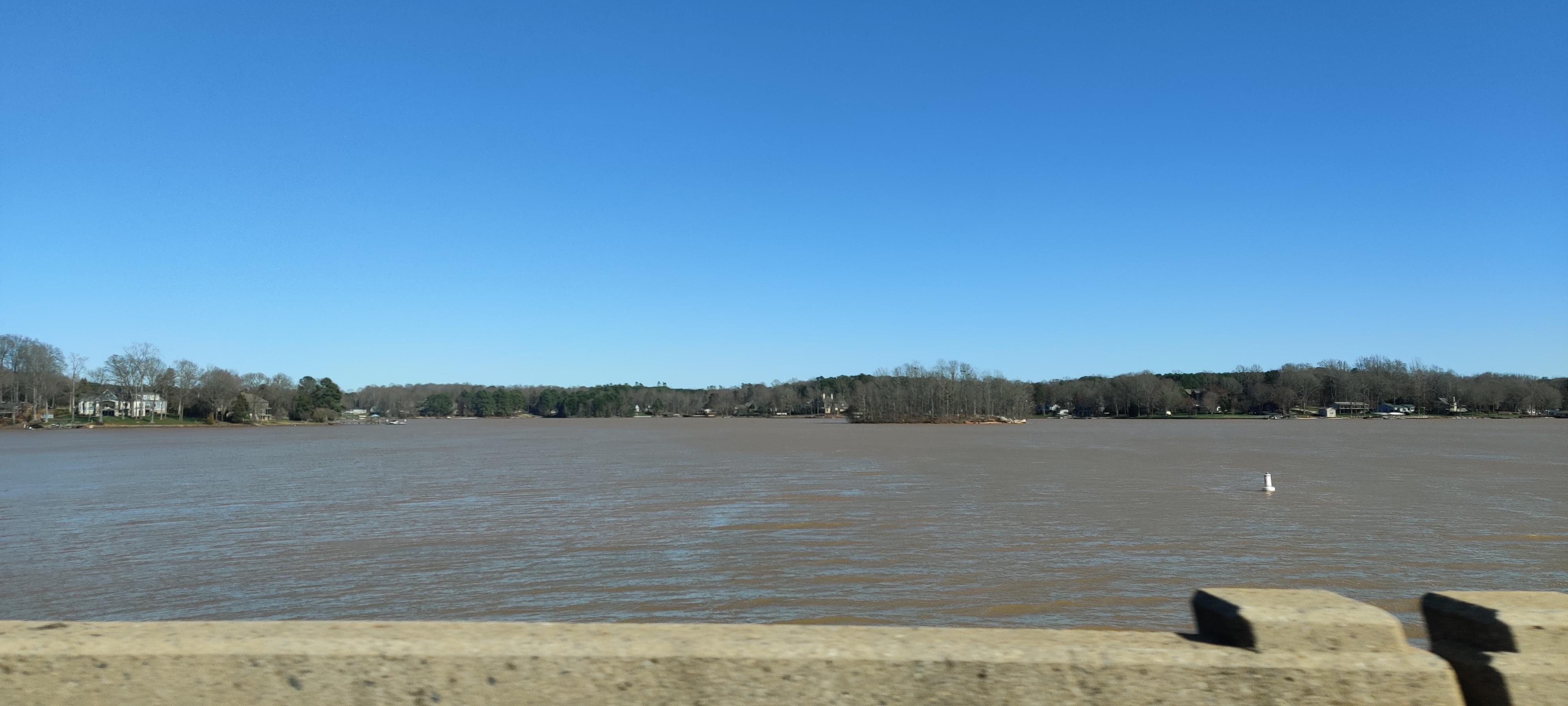 Polluted water in Lake Norman, North Carolina r/interestingasfuck