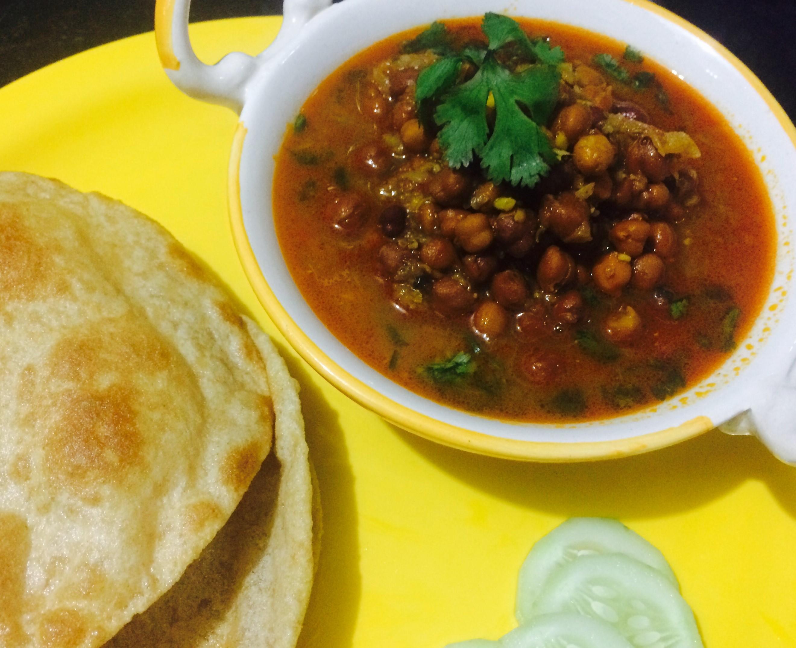 Black Chana Masala Recipe (Black Chickpeas sautéed in spicy onion