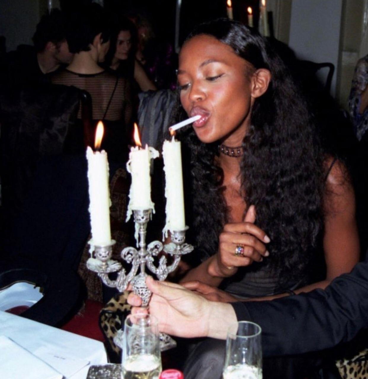 Naomi Campbell lighting a cigarette (1990) r/OldSchoolCool