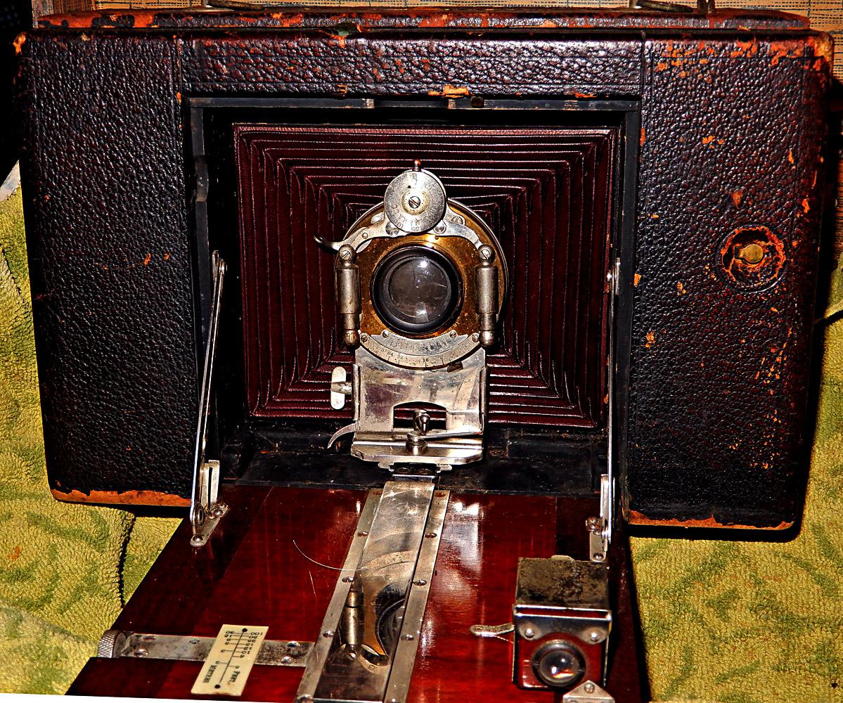 This 4x5 roll film camera was the first roll film camera in the 1890's