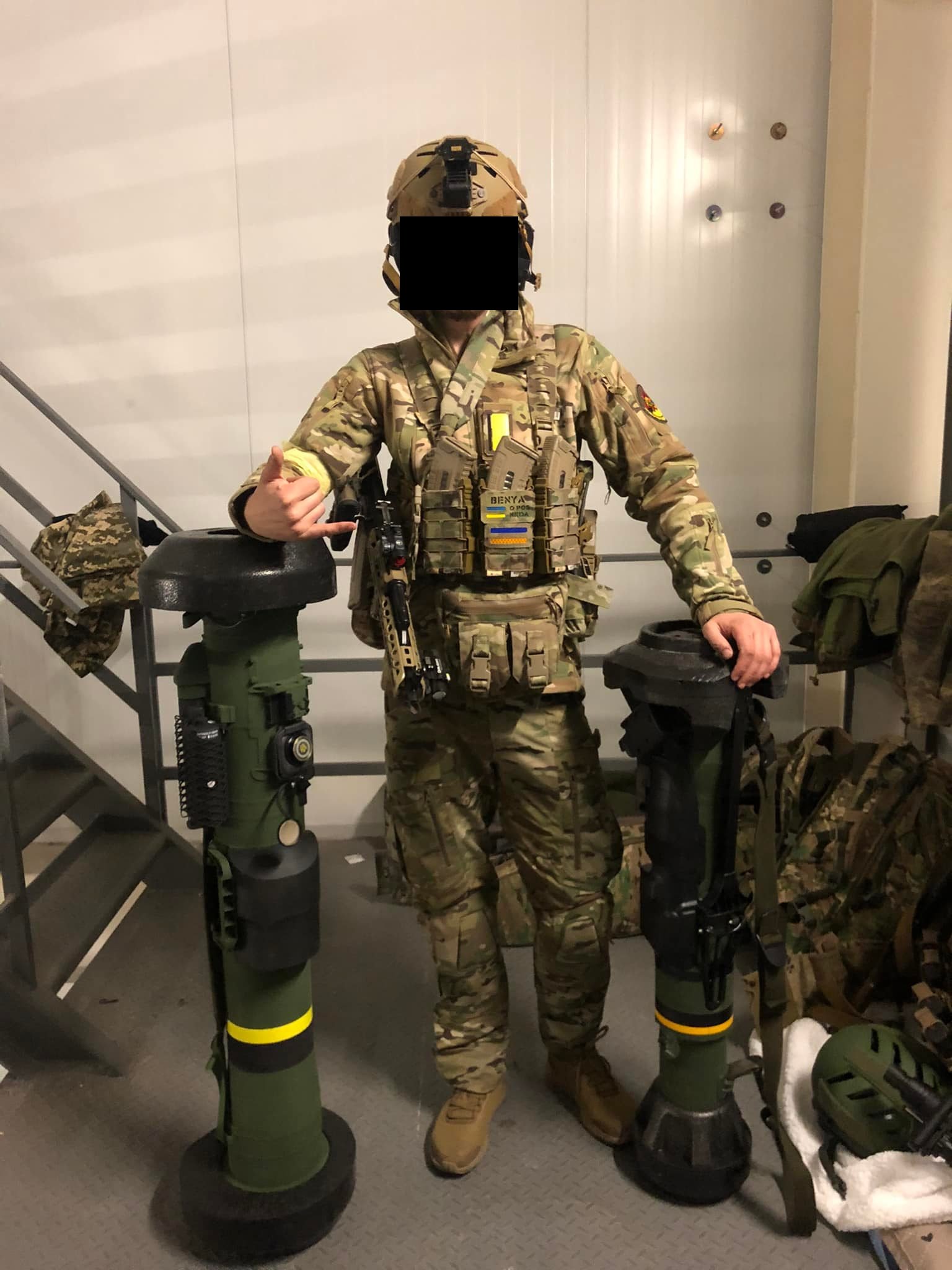 Ukrainian soldier with an FGM148 Javelin & NLAW. [2160×2880] r