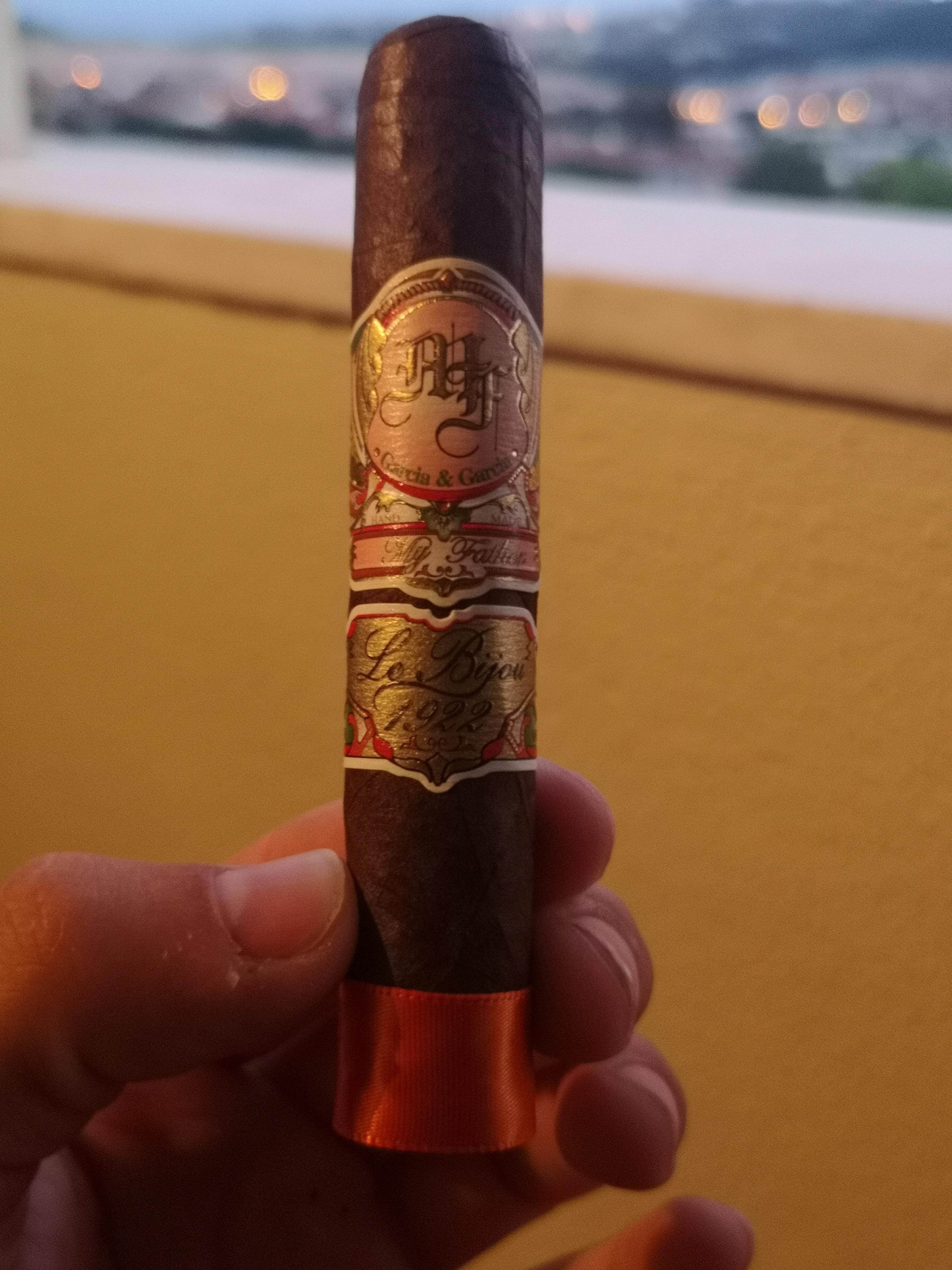 Finishing the week with my favourite cigar r/cigars