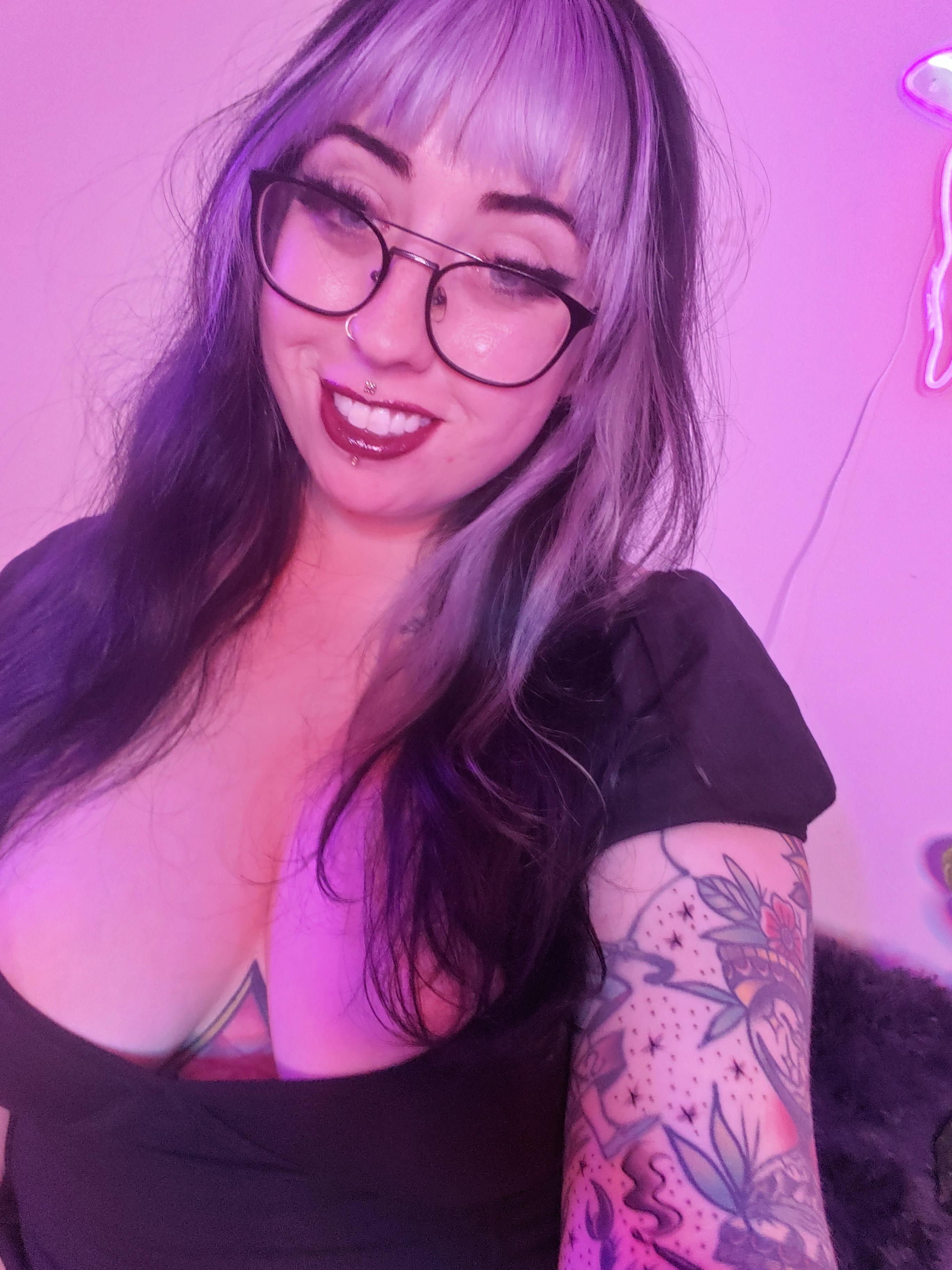 Goth mommy is here 😈 : prettyaltgirls