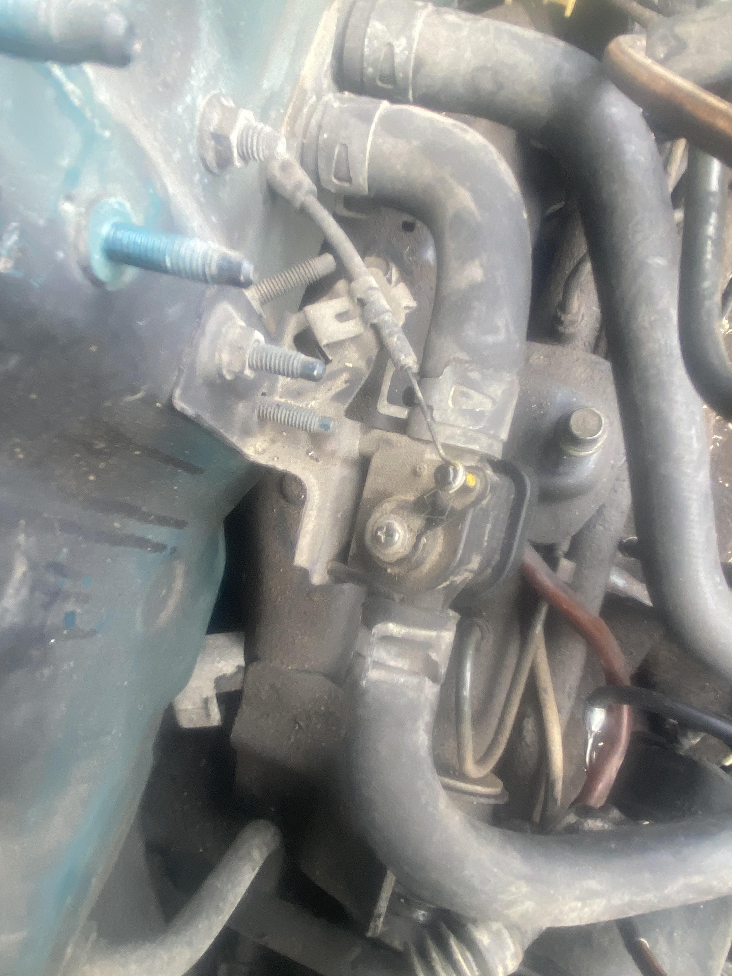I’m cleaning my engine bay. Does anyone know what this part is ? Thanks