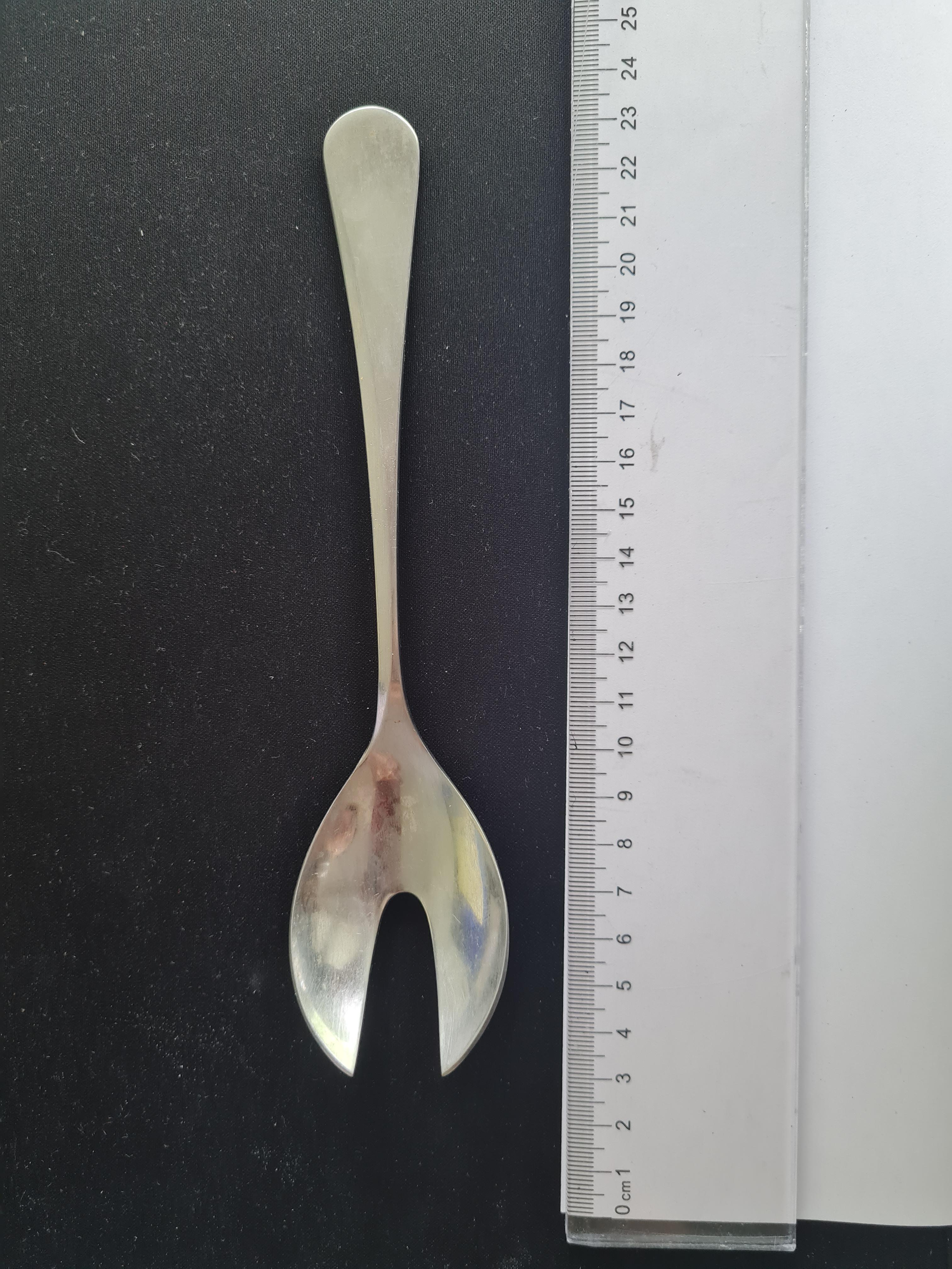 Metal spoon thing with a pretty wide gap in the middle. Found in a