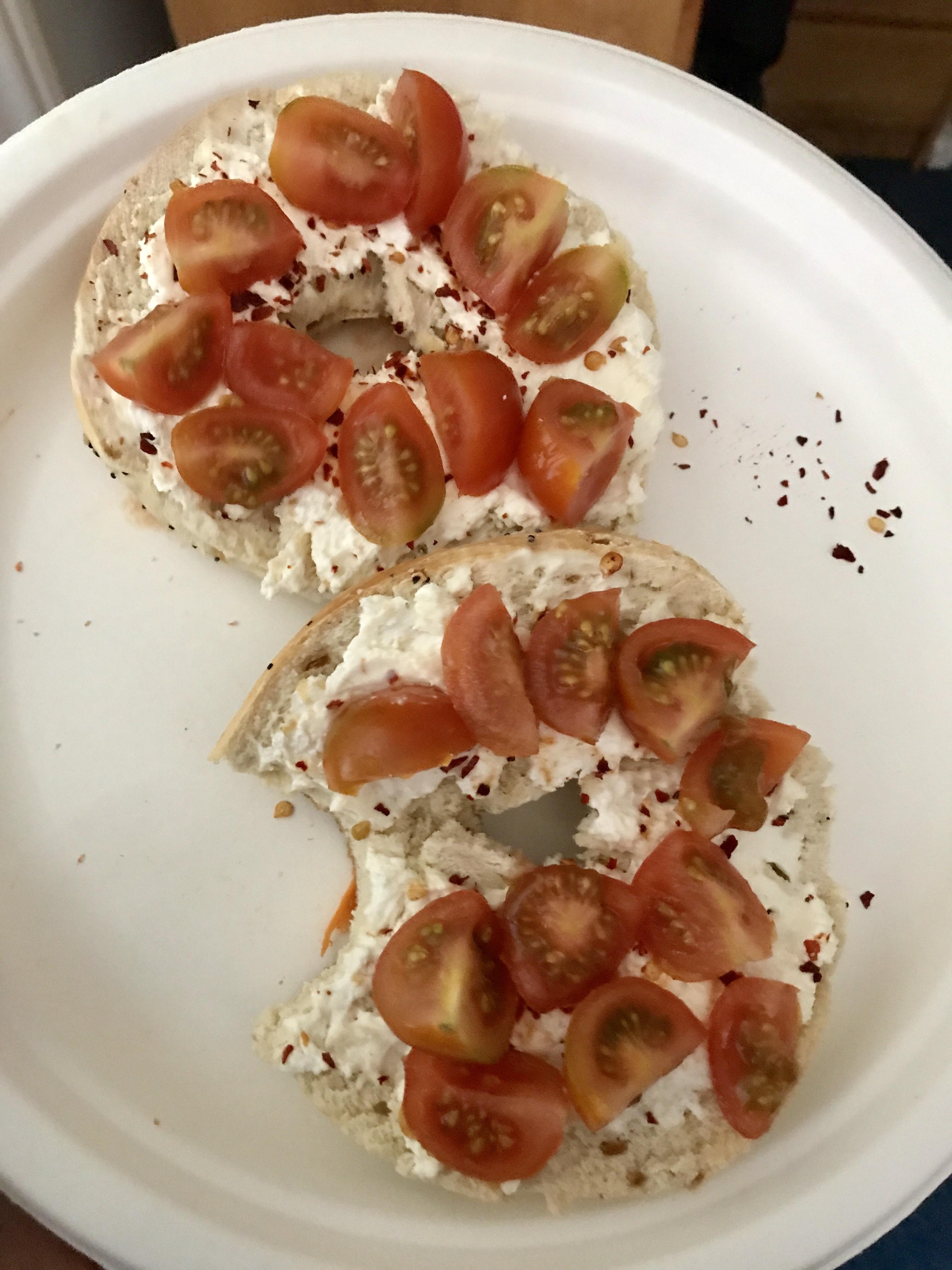 Spicy tomato bagel for lunch only 230 calories! r/1200isplenty