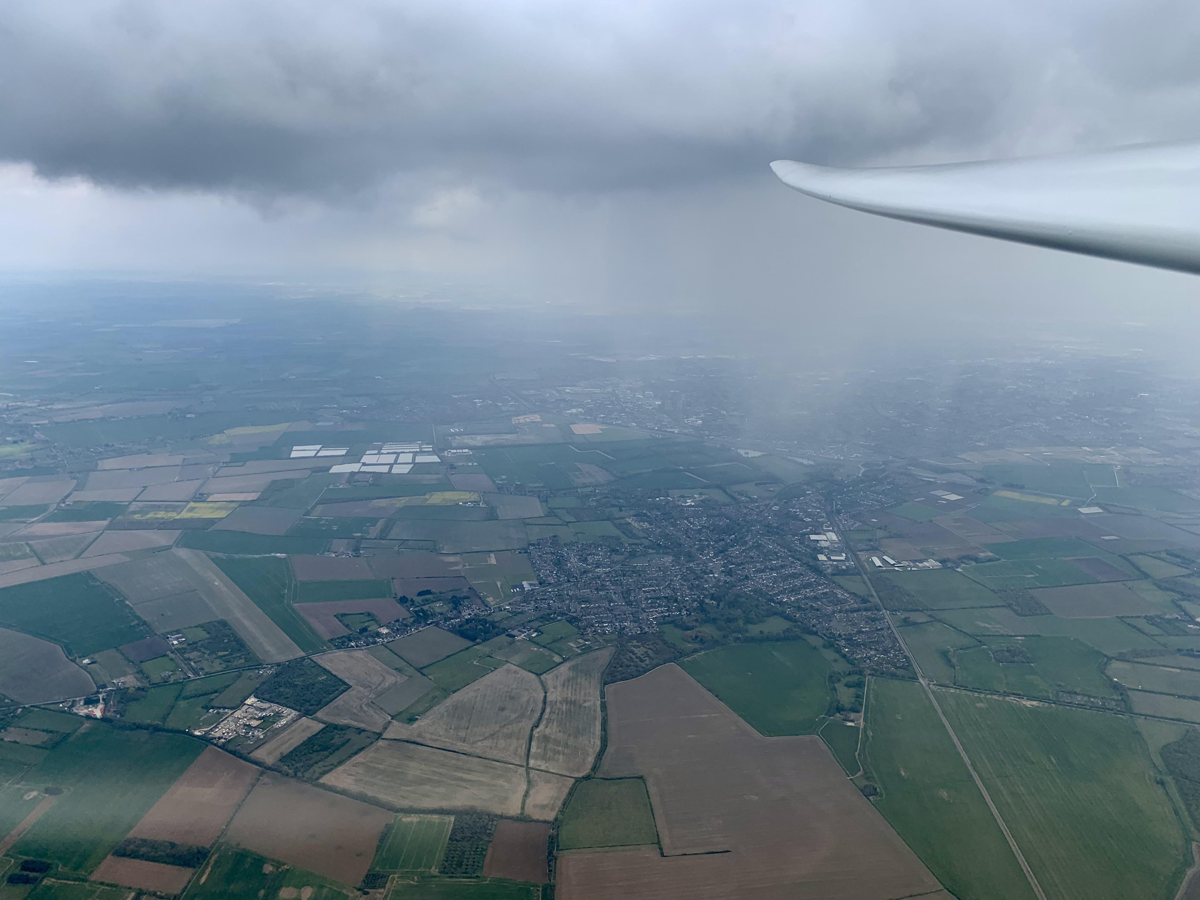 This is what a rain shower looks like from the air… r/mildlyinteresting