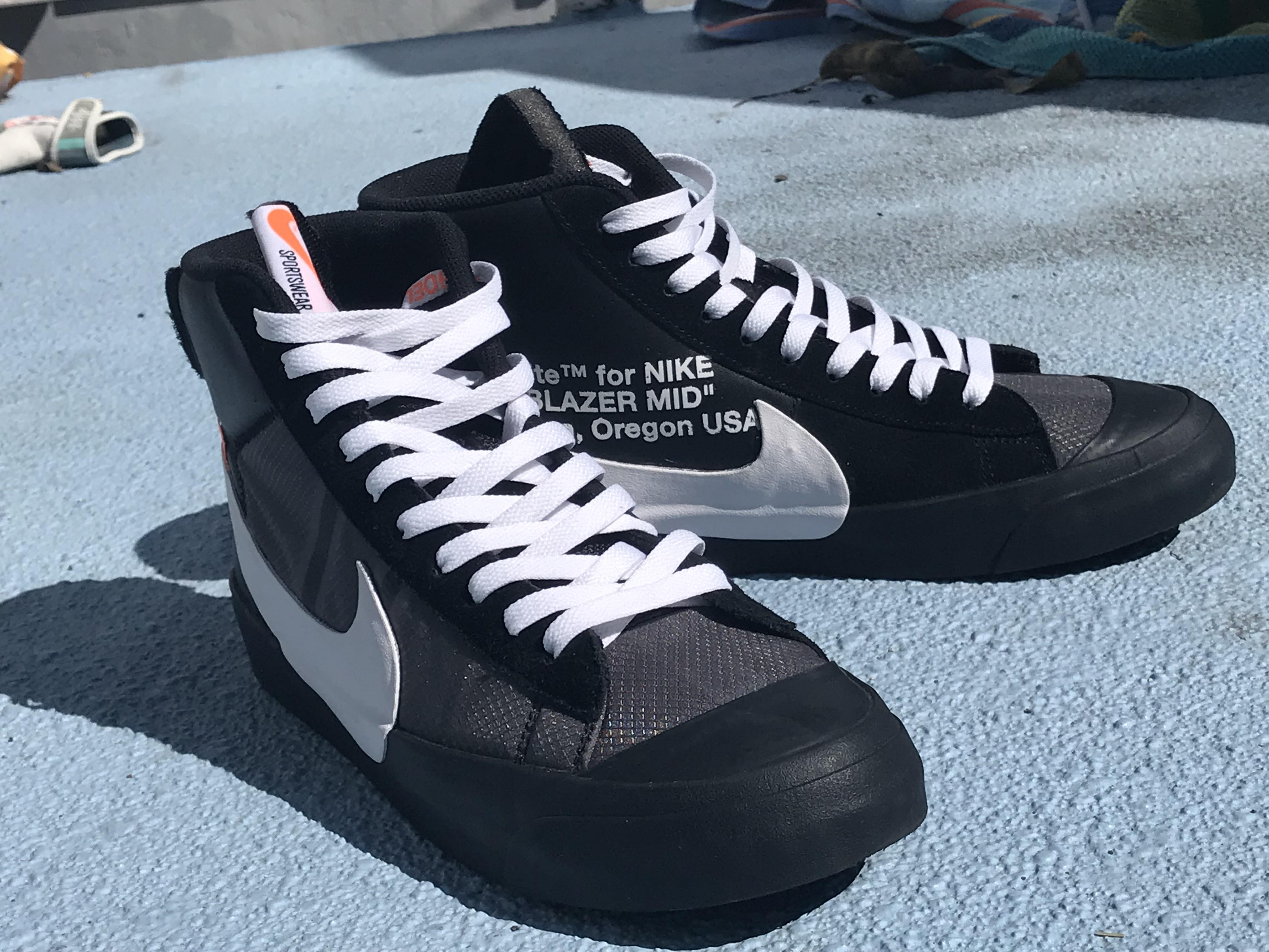 Like Virgil says, Black shoes with a white swoosh and white laces