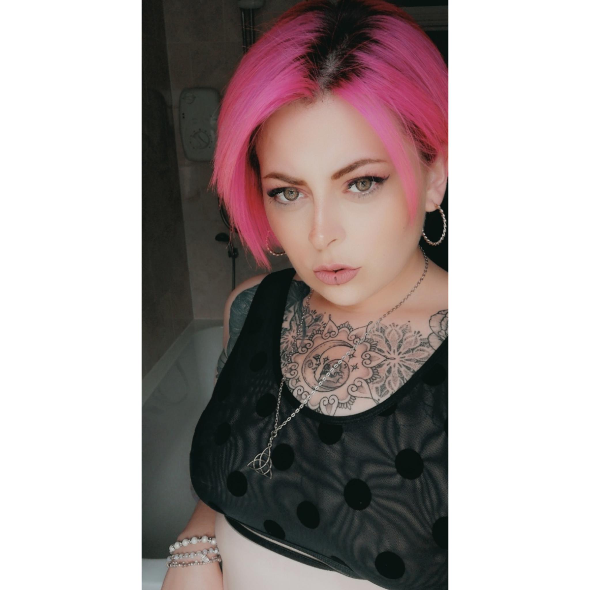 CUM make my pussy wet daddy!🥺 Pink haired slut with a FREE ONLYFANS SUBSCRIPTION FOR ONE MONTH😈💦